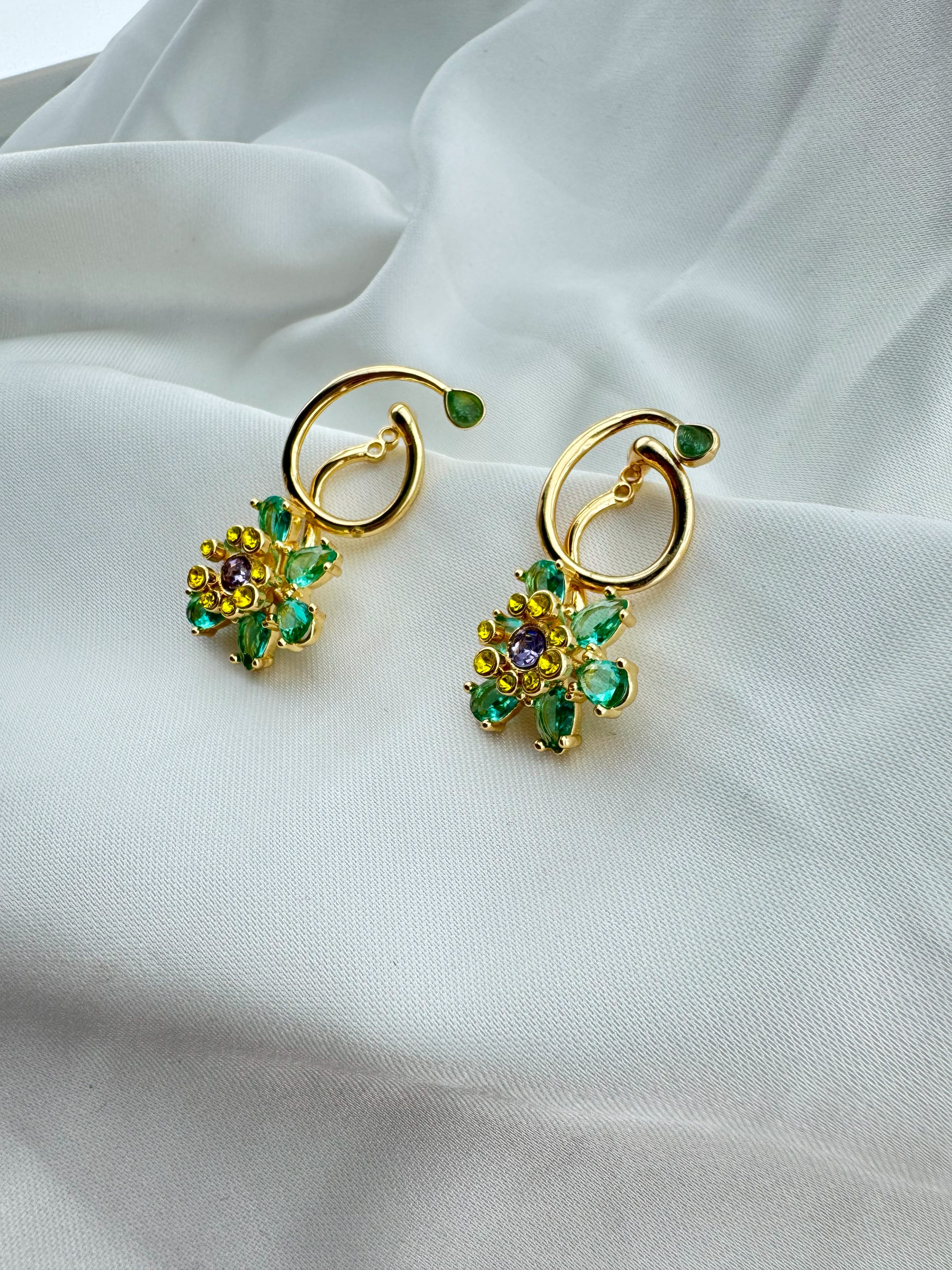 Altın Kaplama Çiçek Motifli Çelik Zirkon Küpe