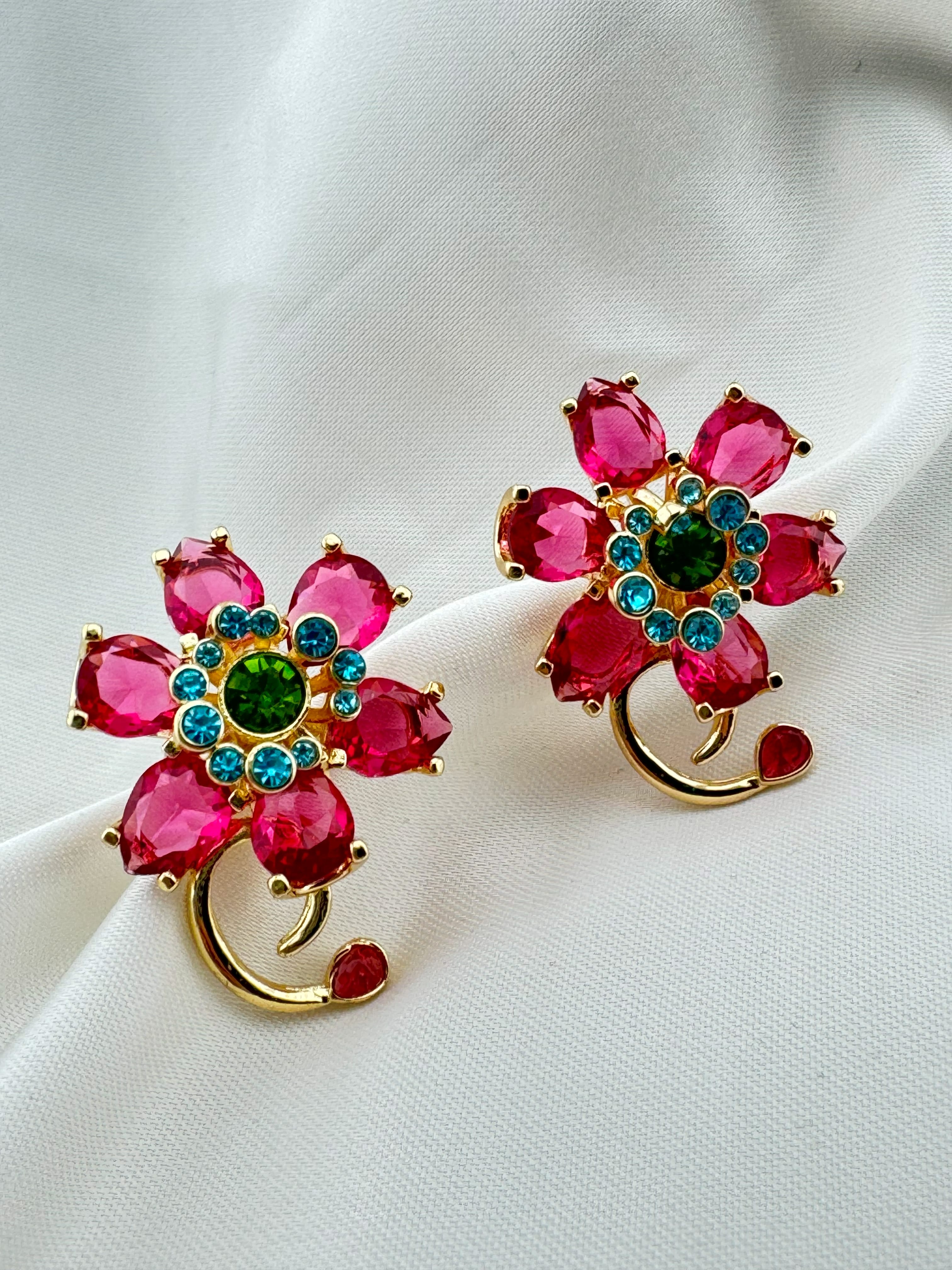 Altın Kaplama Çiçek Motifli Çelik Zirkon Küpe