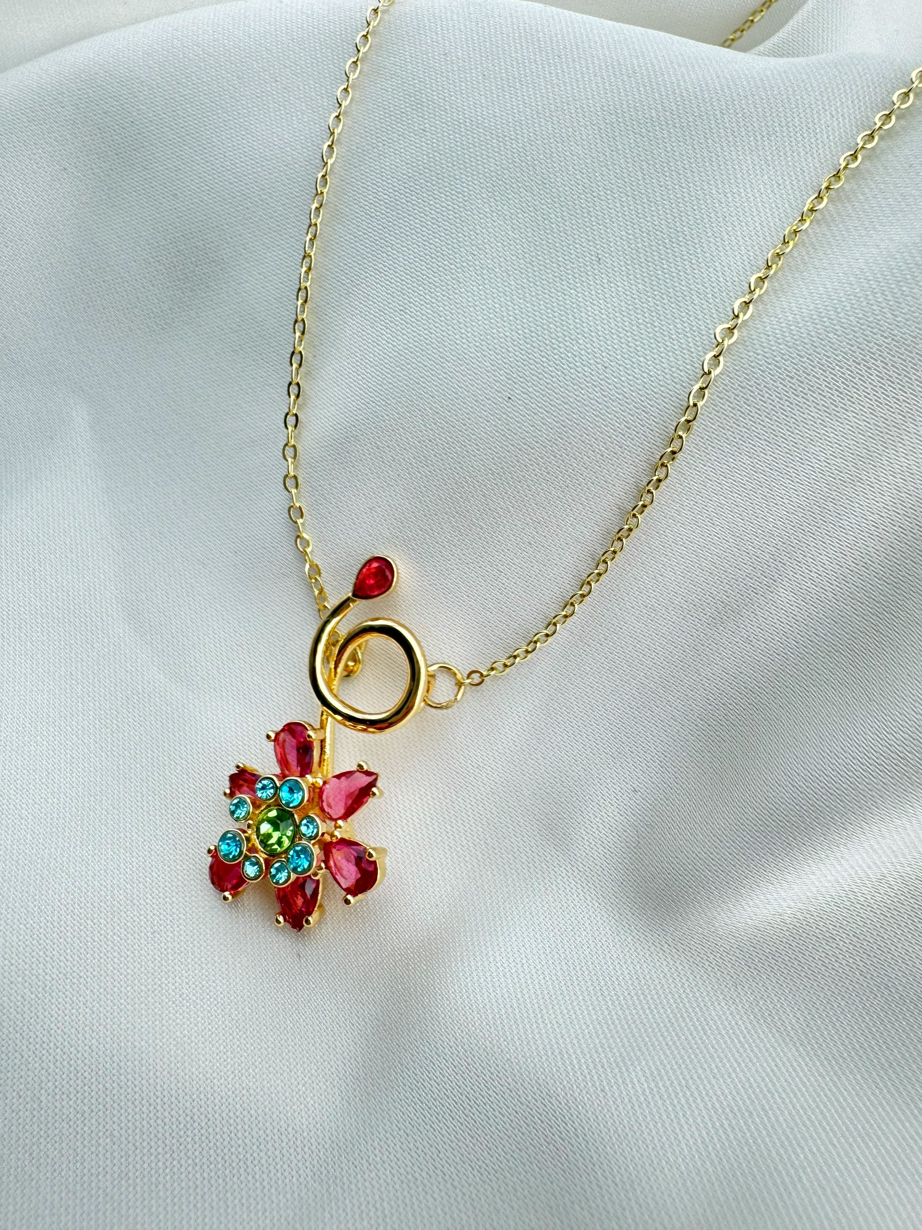 Altın Kaplama Zirkon Çiçek Desenli Çelik Kolye