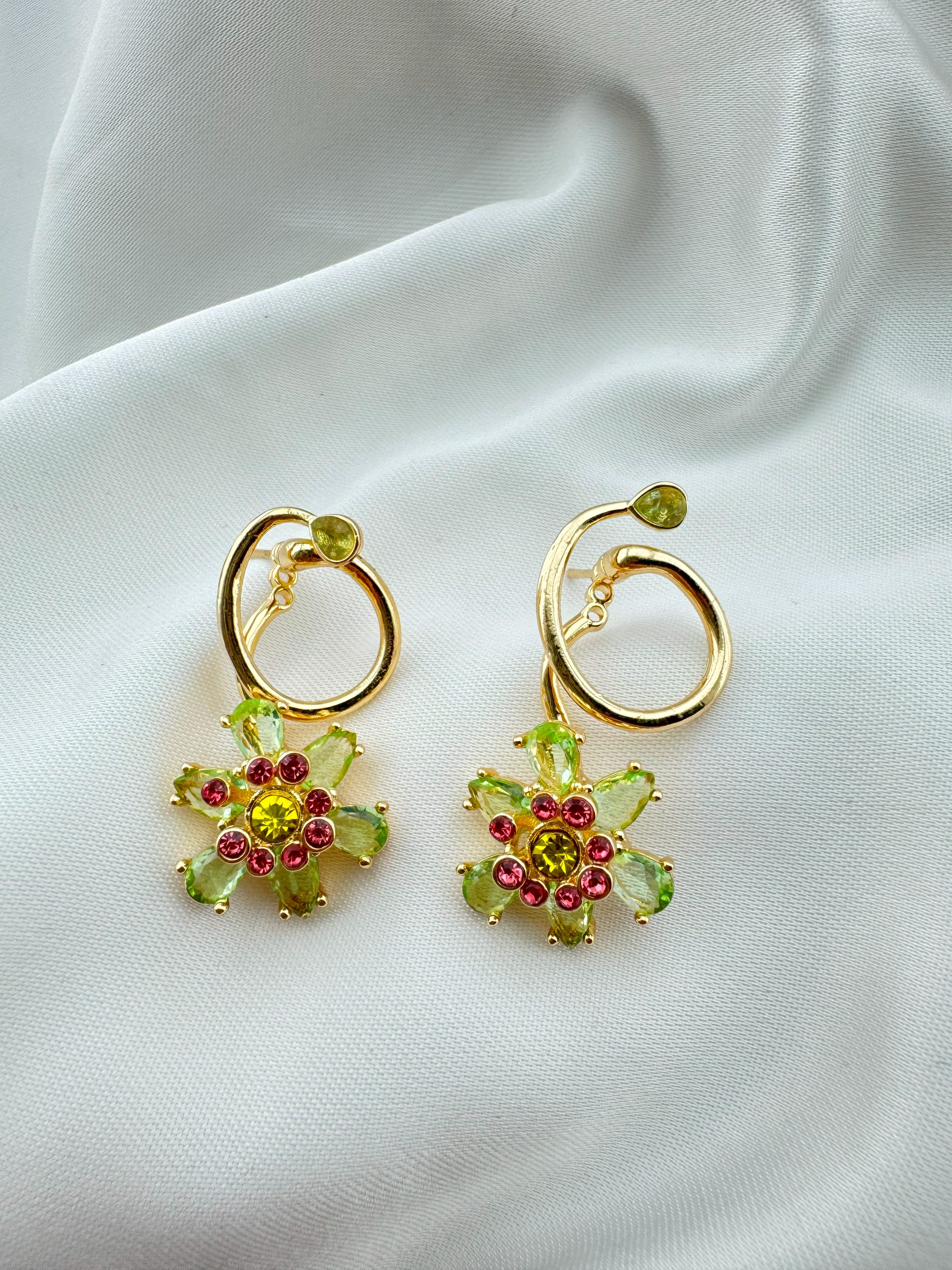 Altın Kaplama Çiçek Motifli Çelik Zirkon Küpe