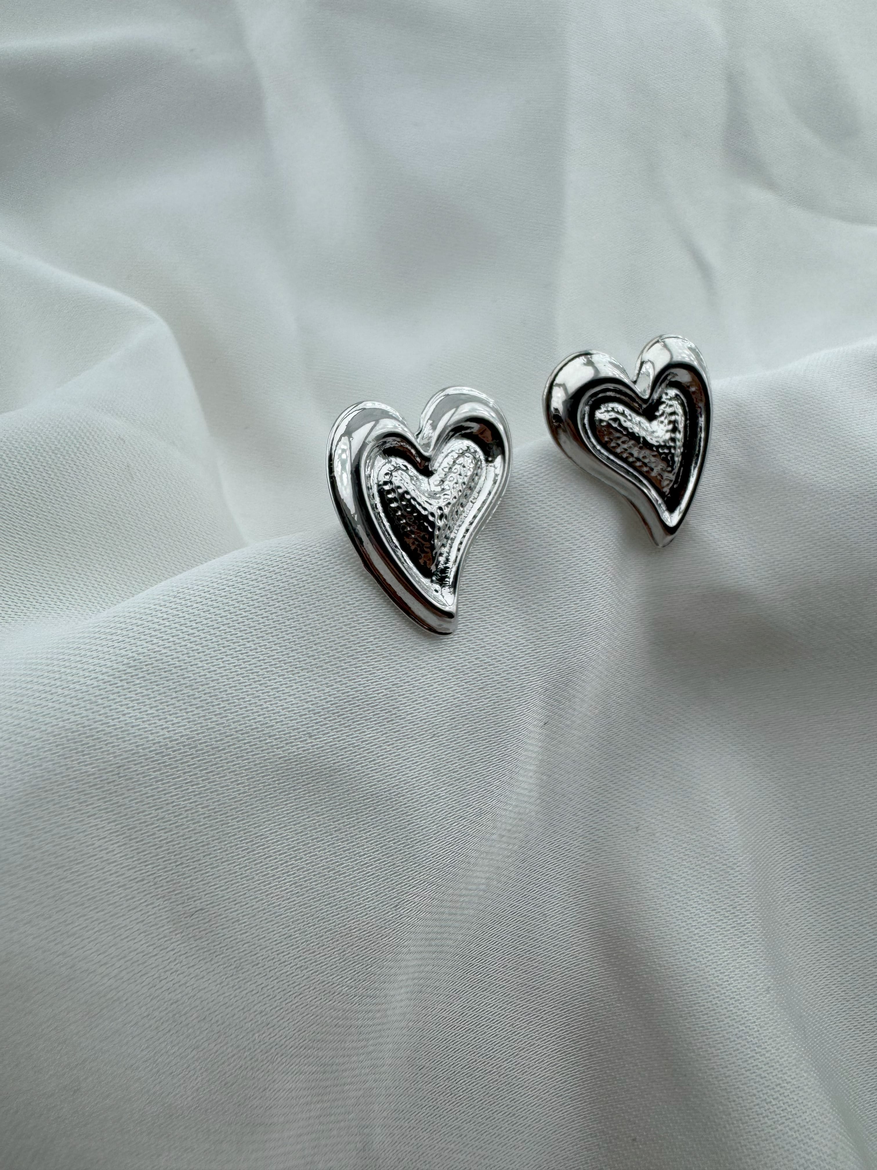 Kalp Desenli Gümüş Kaplama Çelik Küpe