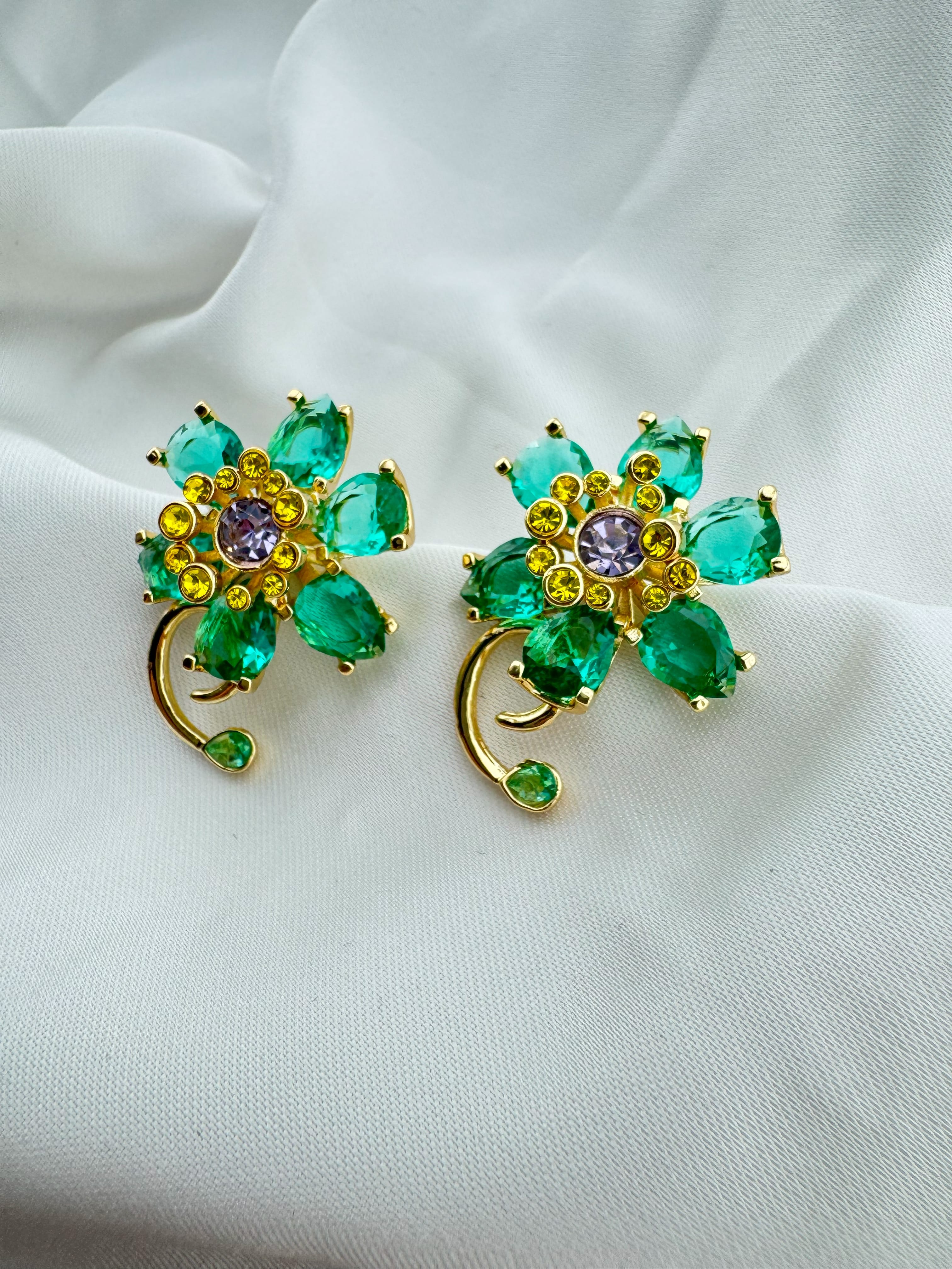 Altın Kaplama Çiçek Motifli Çelik Zirkon Küpe