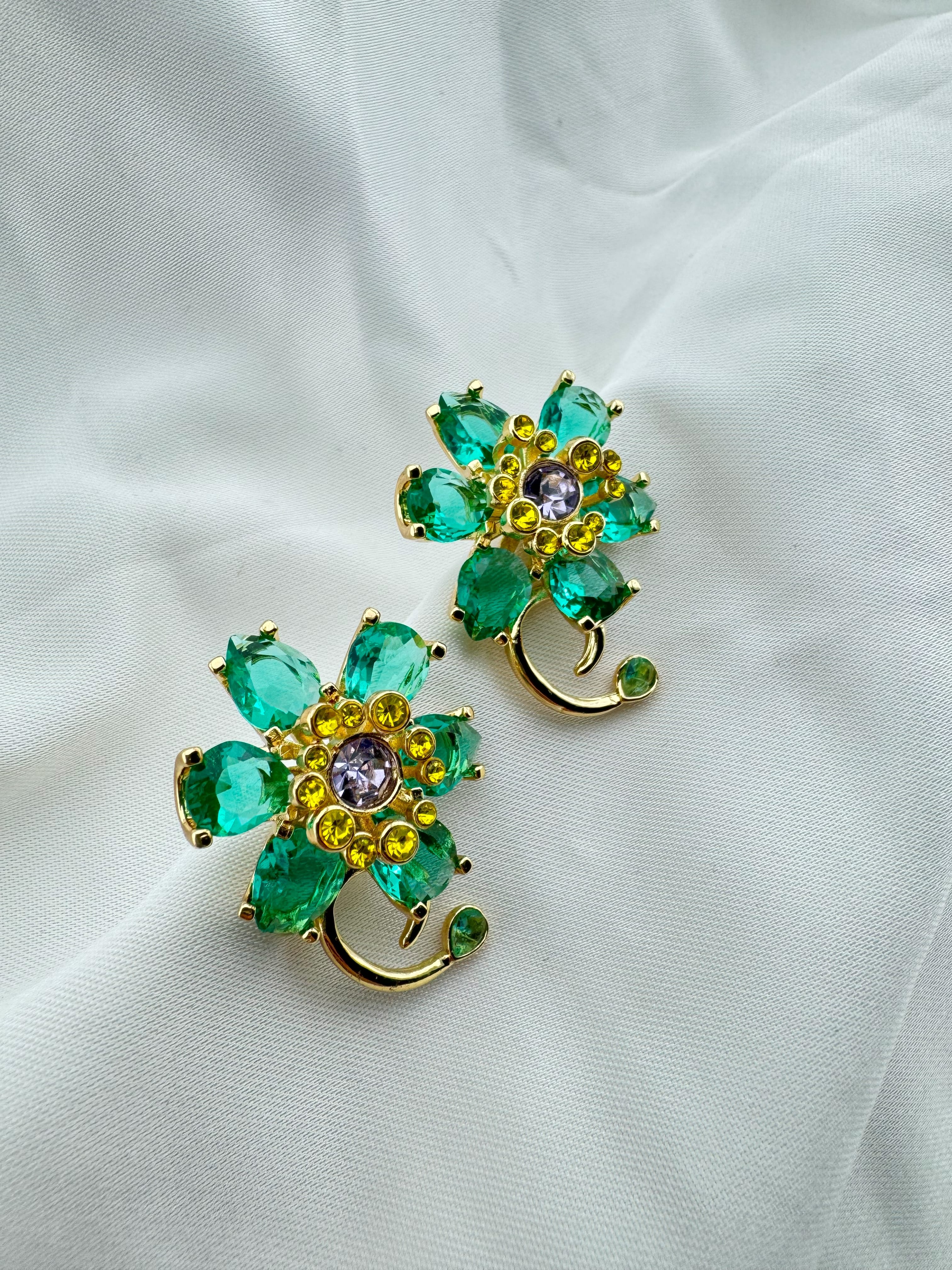 Altın Kaplama Çiçek Motifli Çelik Zirkon Küpe