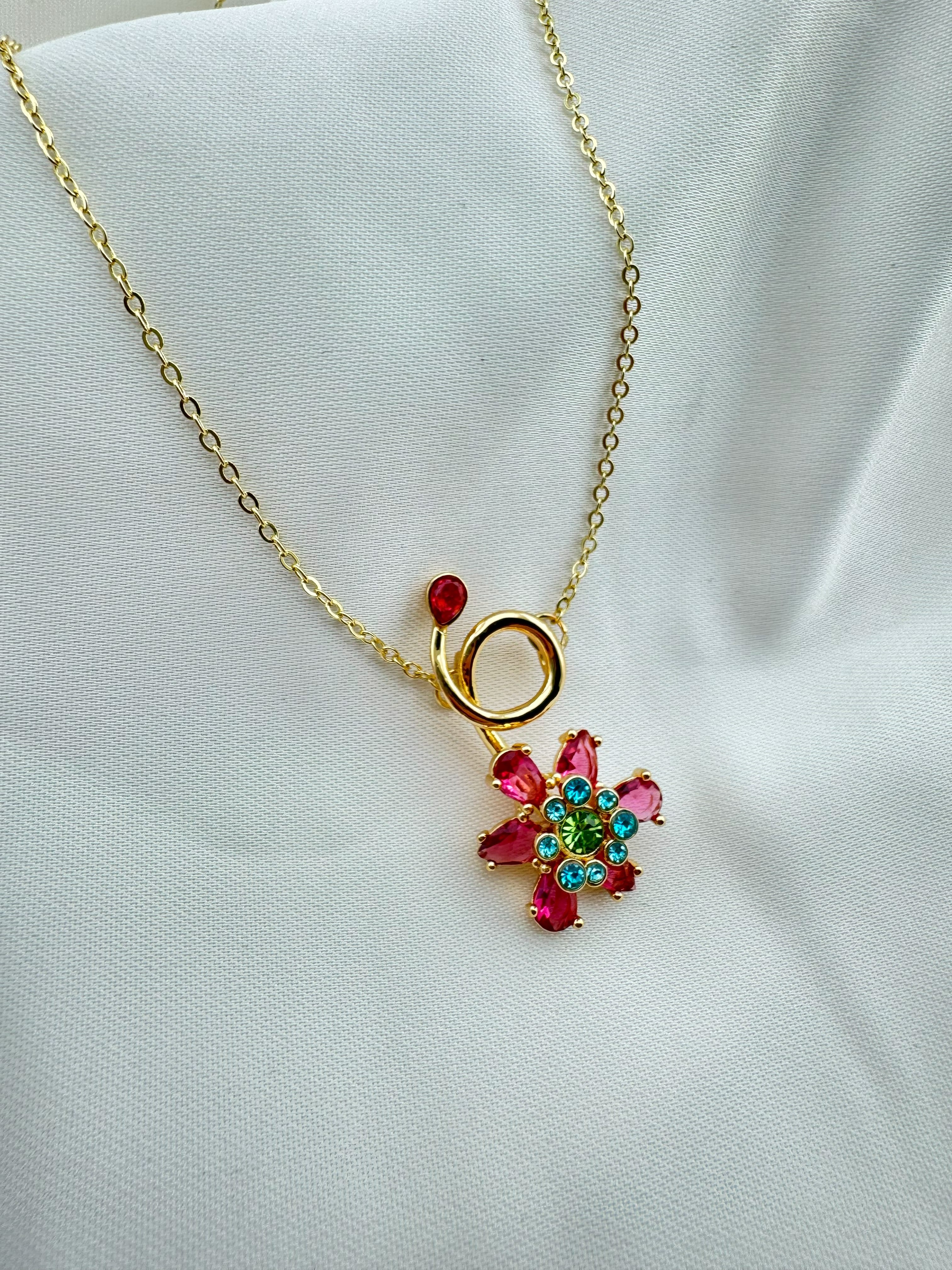 Altın Kaplama Zirkon Çiçek Desenli Çelik Kolye