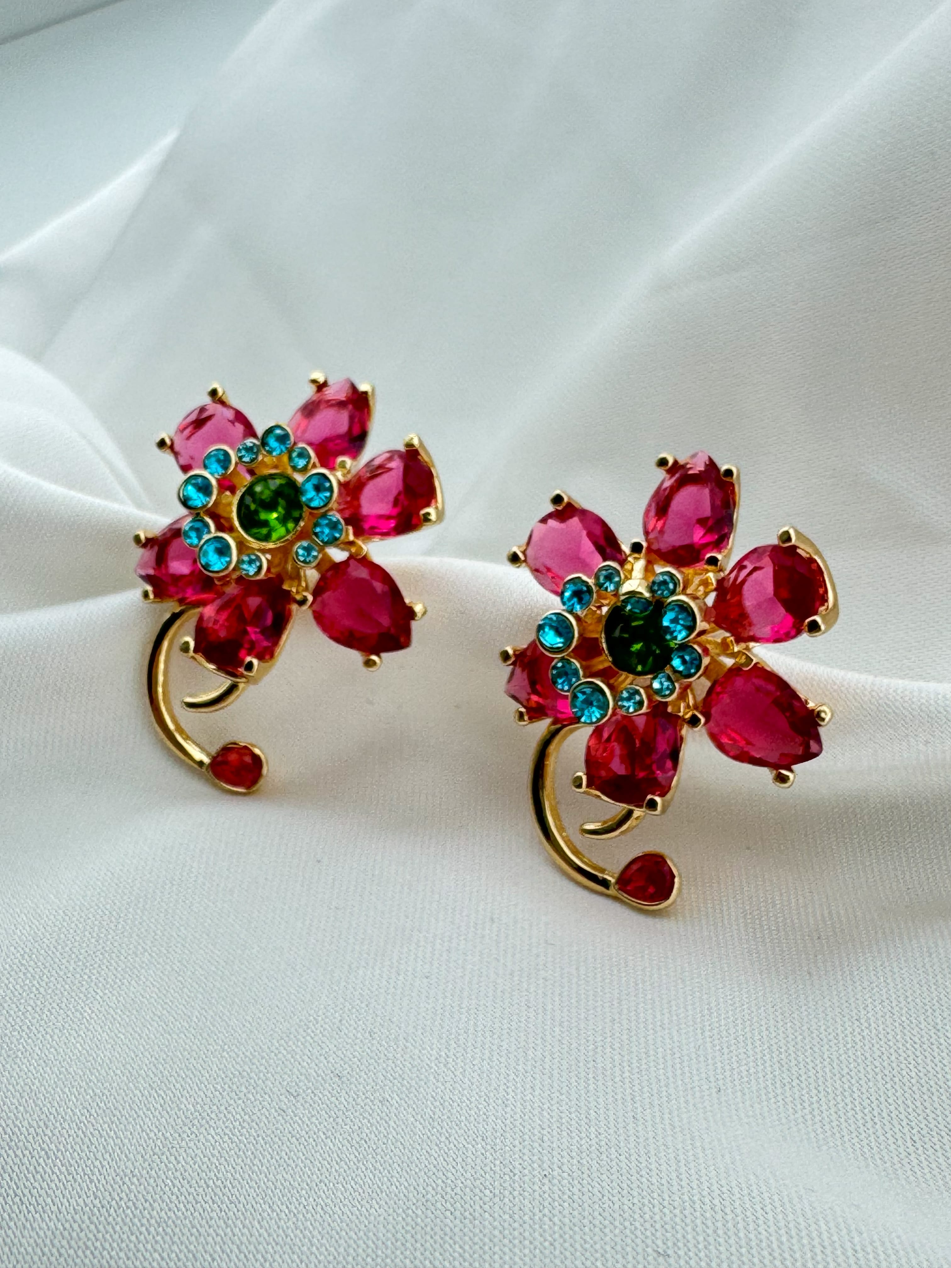 Altın Kaplama Çiçek Motifli Çelik Zirkon Küpe