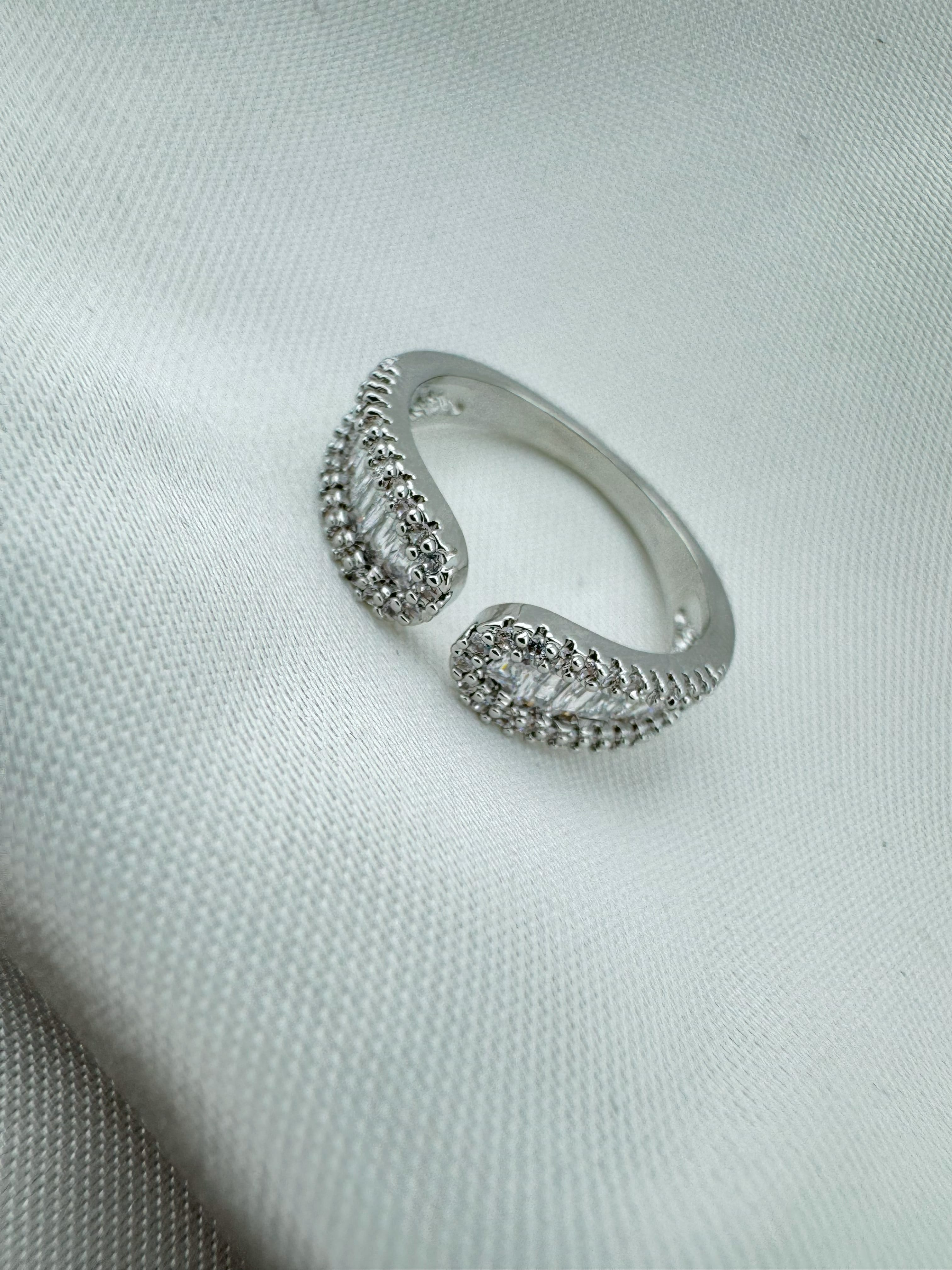 Gümüş Kaplama Yapay Elmas Taşlı Çelik Yüzük