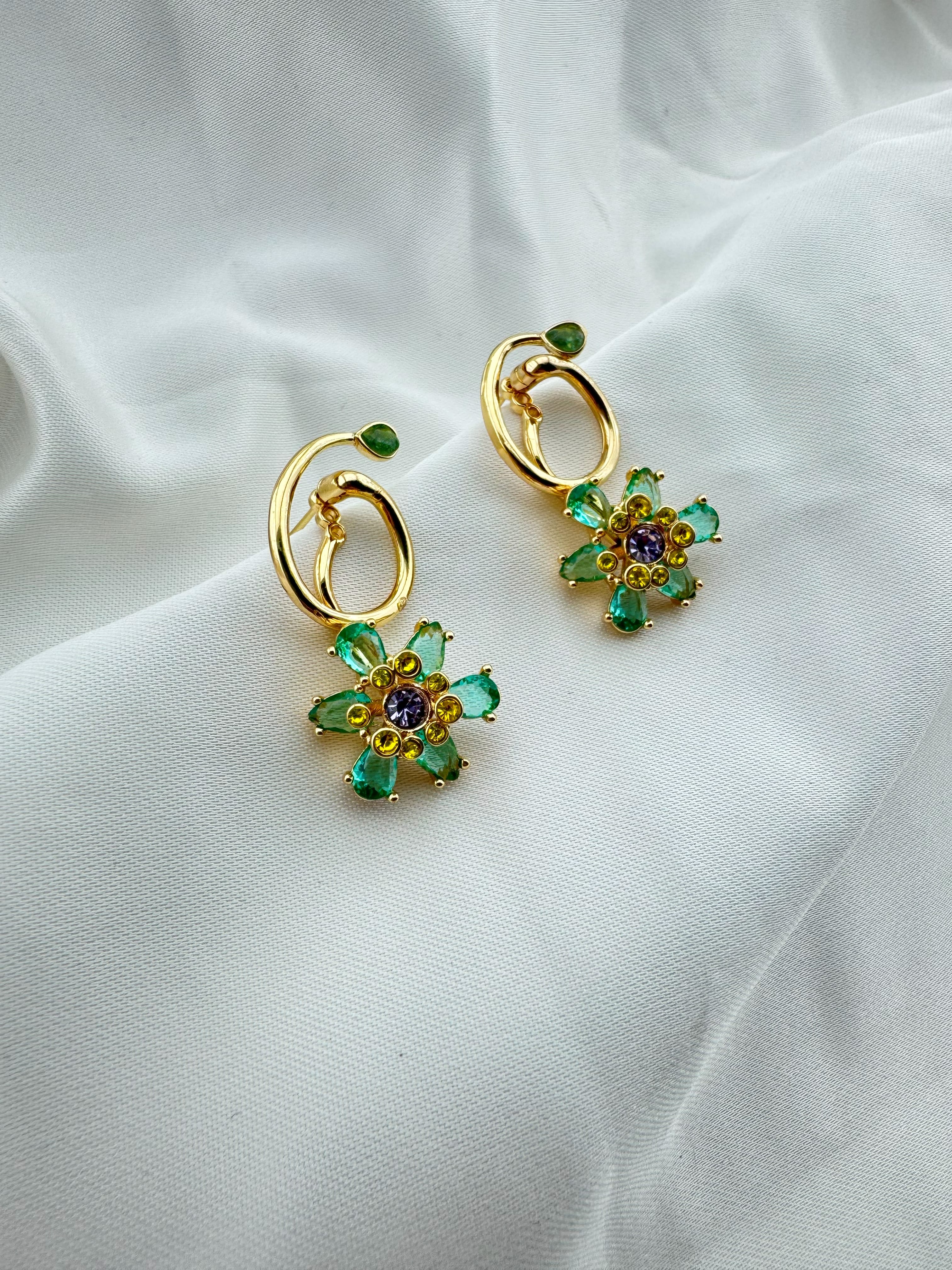 Altın Kaplama Çiçek Motifli Çelik Zirkon Küpe