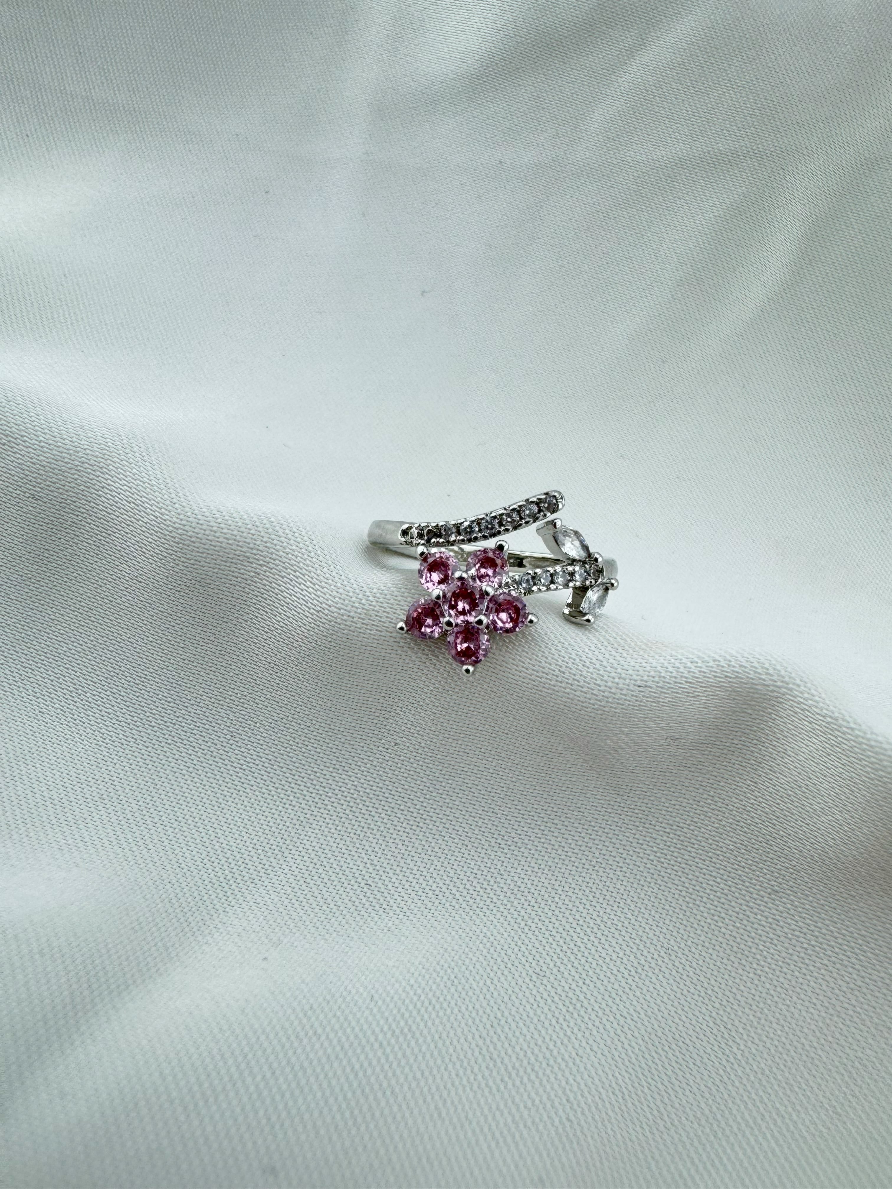 Gümüş Kaplama Çiçek Desenli Zirkon Taşlı Çelik Yüzük