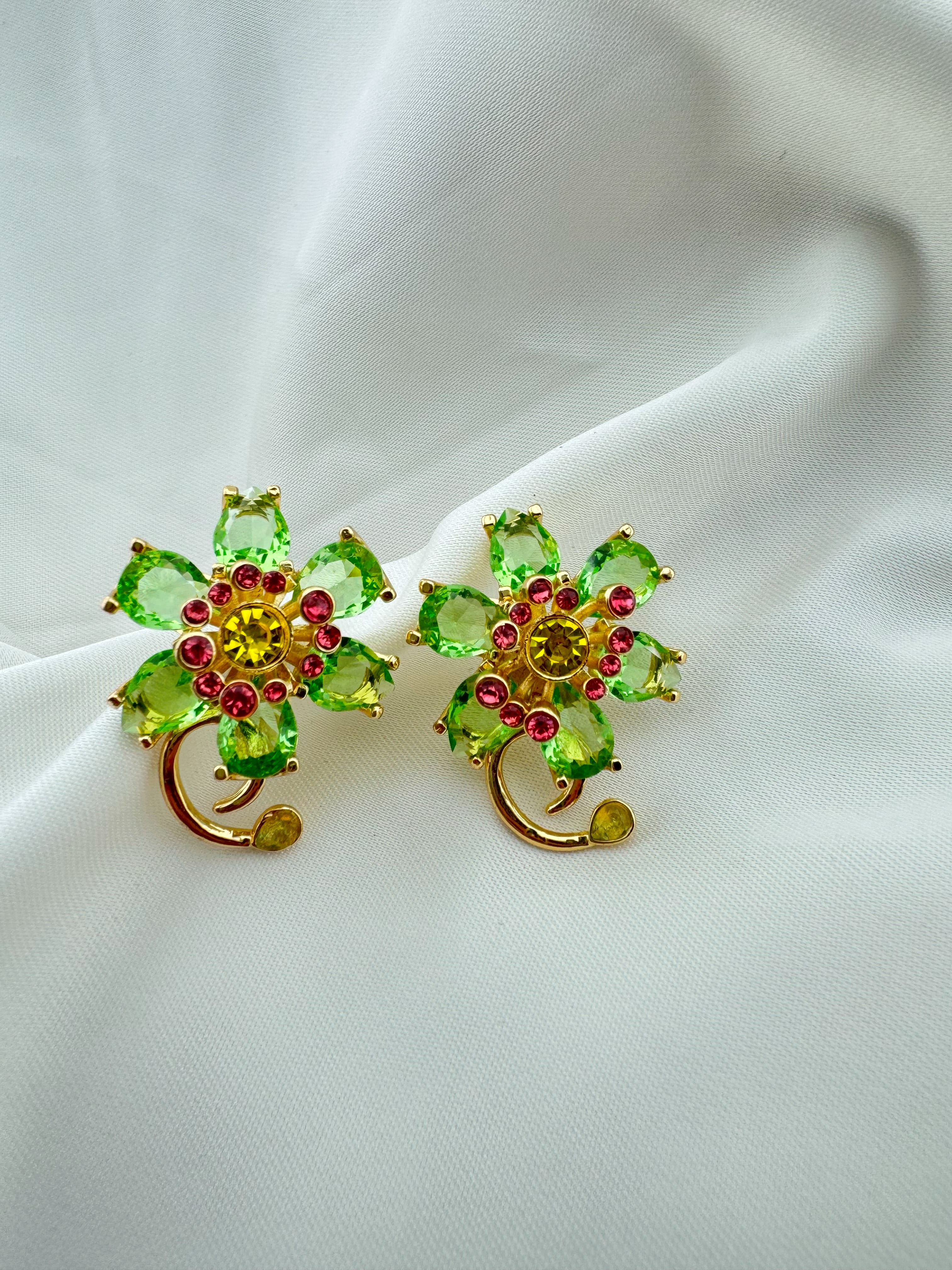 Altın Kaplama Çiçek Motifli Çelik Zirkon Küpe