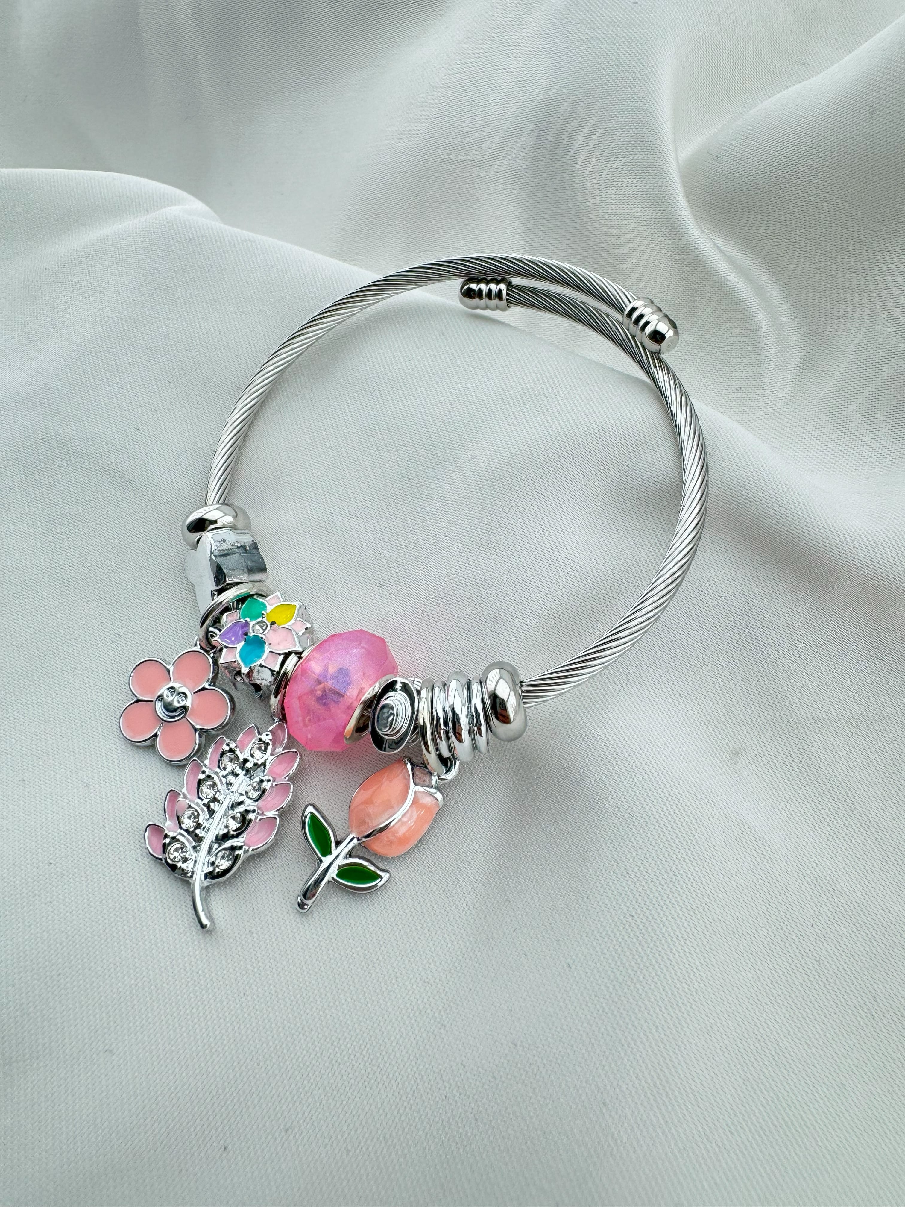 Gümüş Kaplama Charmlı Çelik Bileklik