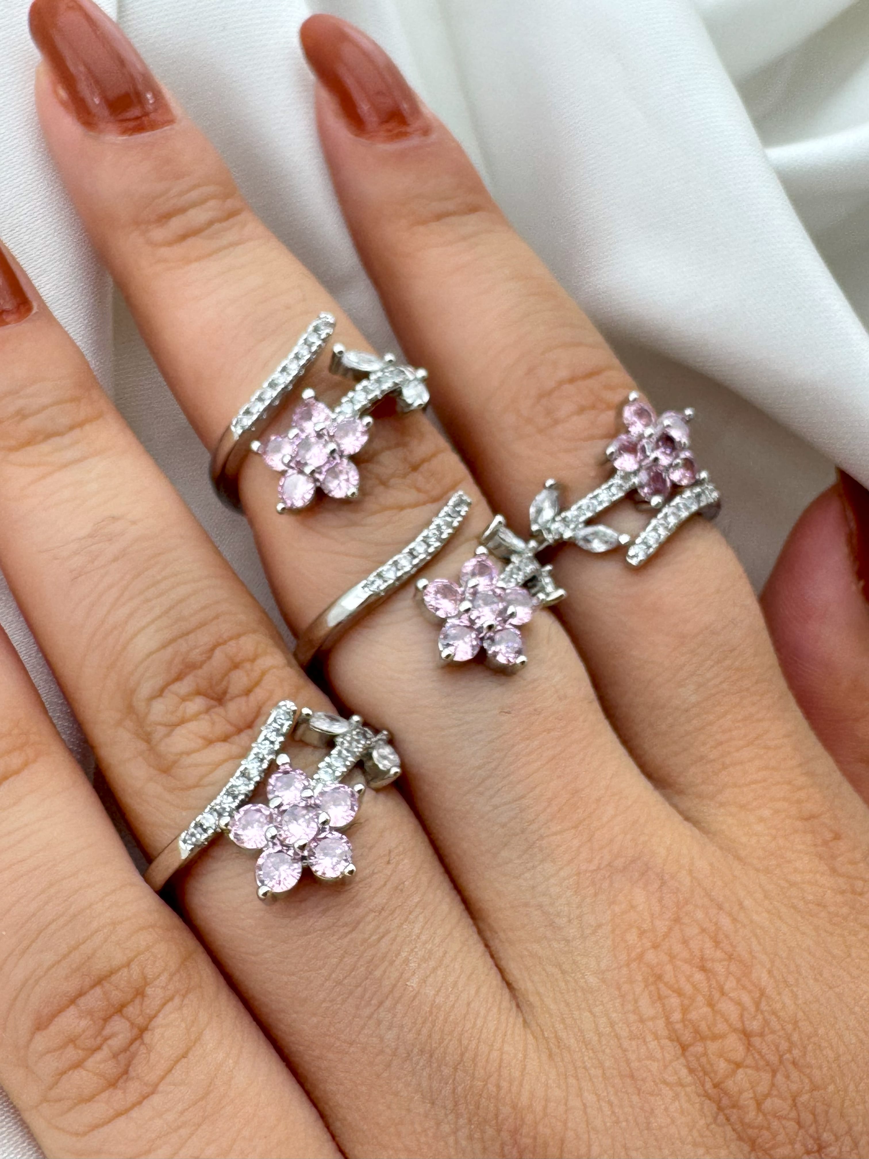 Gümüş Kaplama Çiçek Desenli Zirkon Taşlı Çelik Yüzük