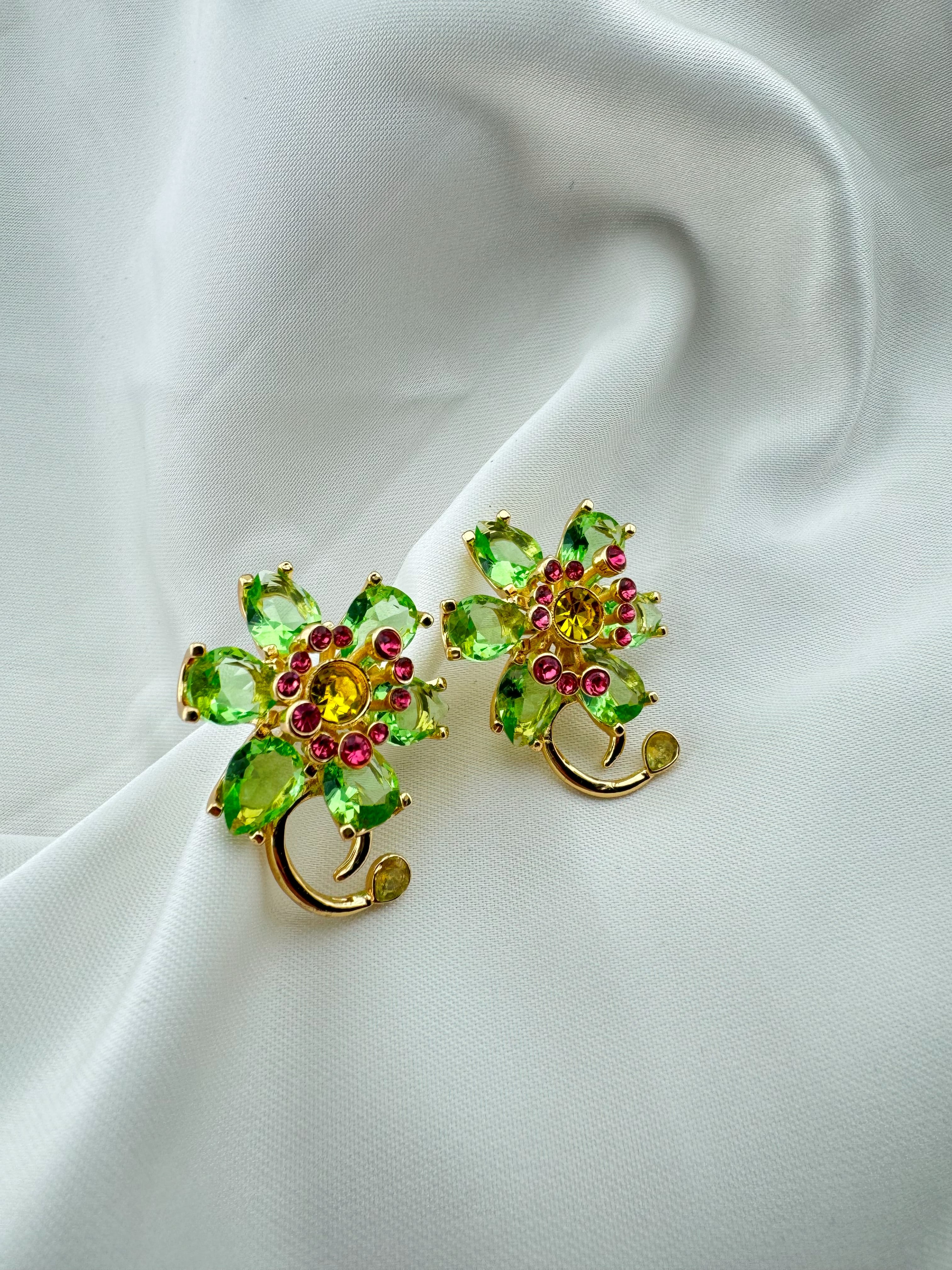 Altın Kaplama Çiçek Motifli Çelik Zirkon Küpe