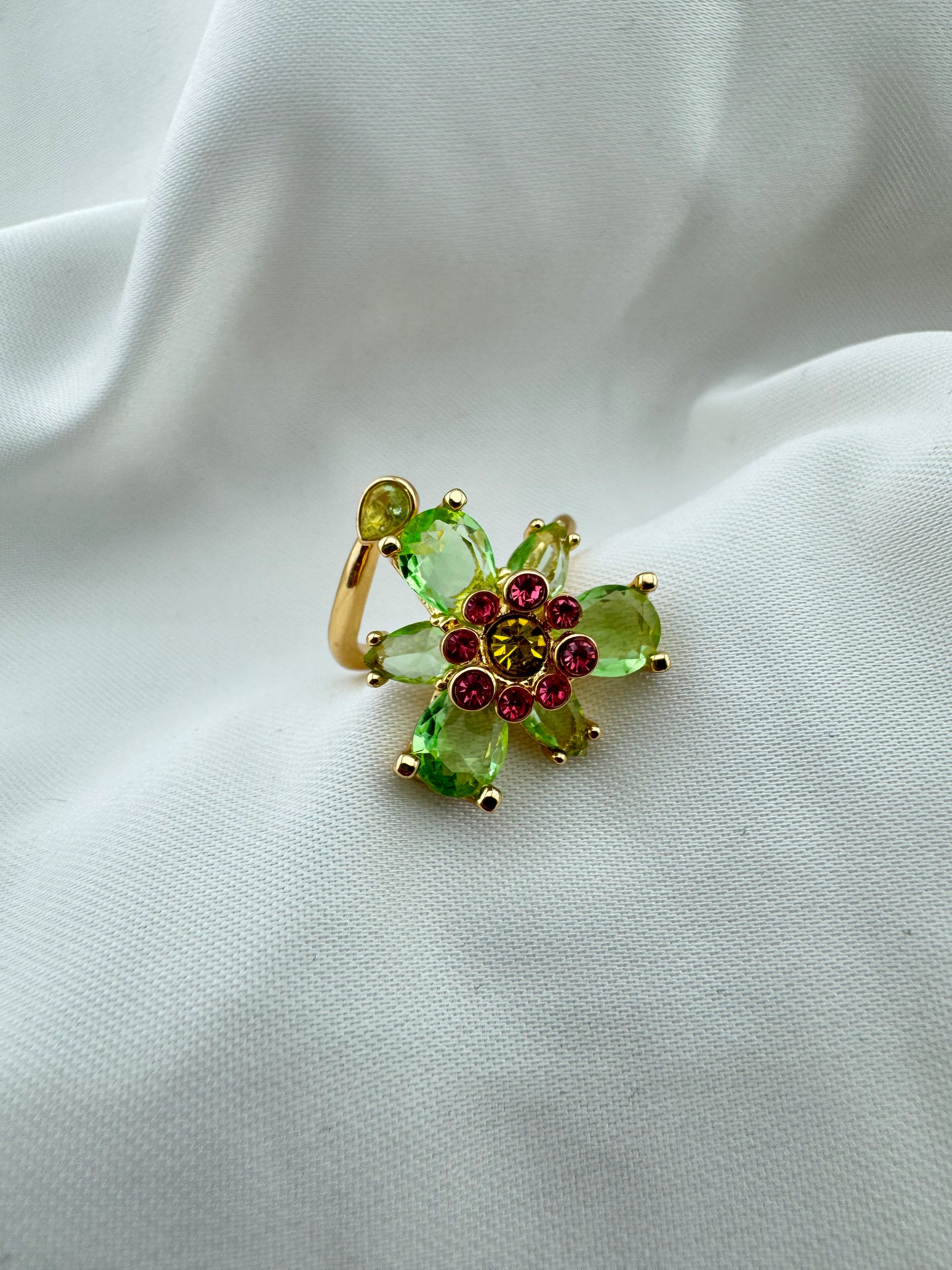 Altın Kaplama Çiçek Desenli Zirkon Yüzük