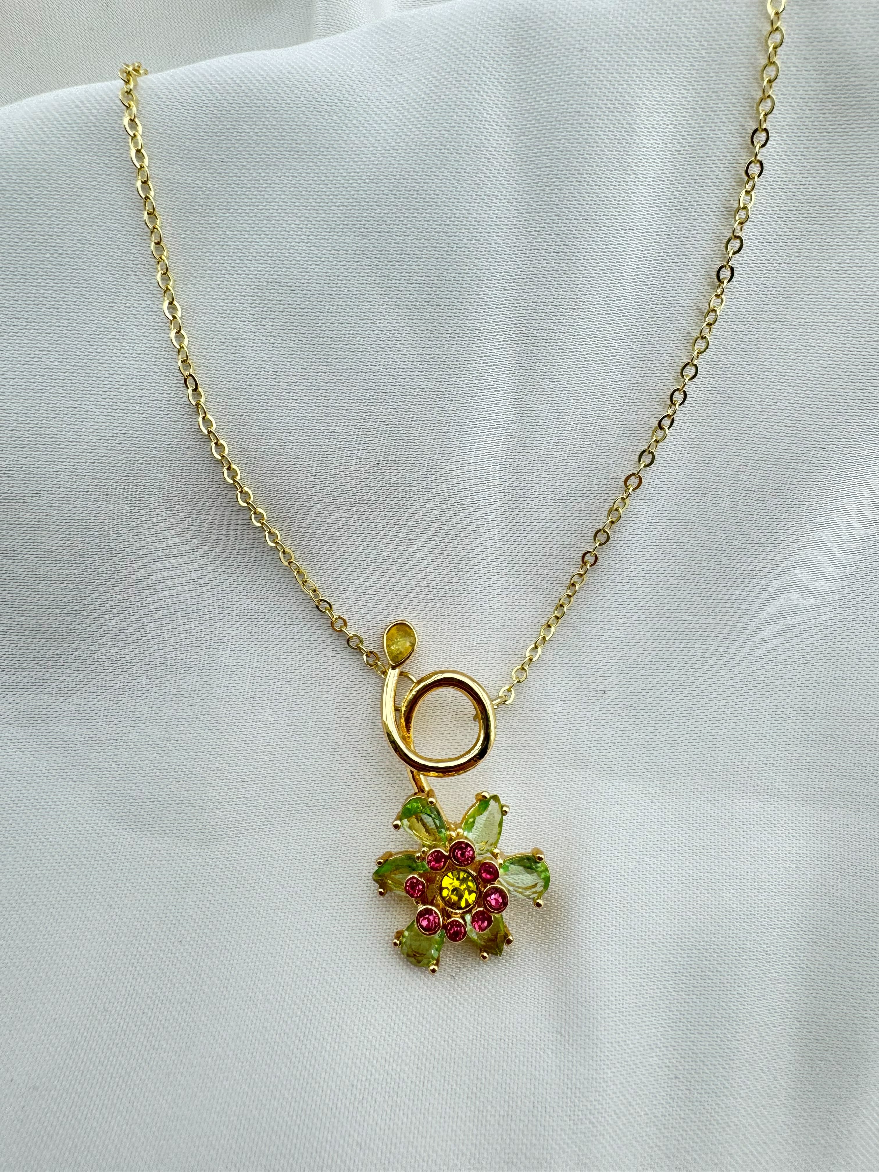 Altın Kaplama Zirkon Çiçek Desenli Çelik Kolye