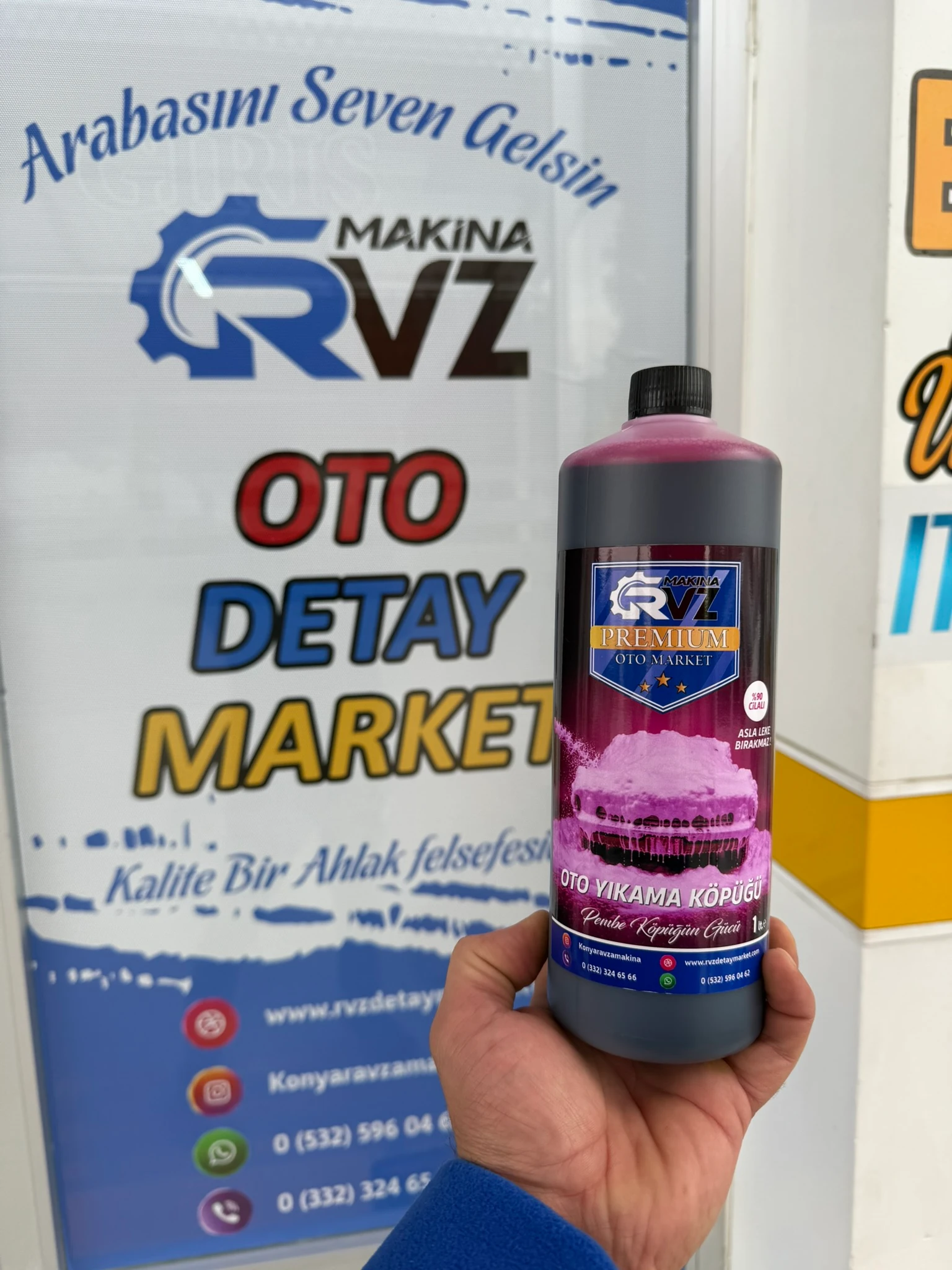 Rvz %90 Cilalı Yoğun Köpük Pembe Oto Şampuanı 1 LT.