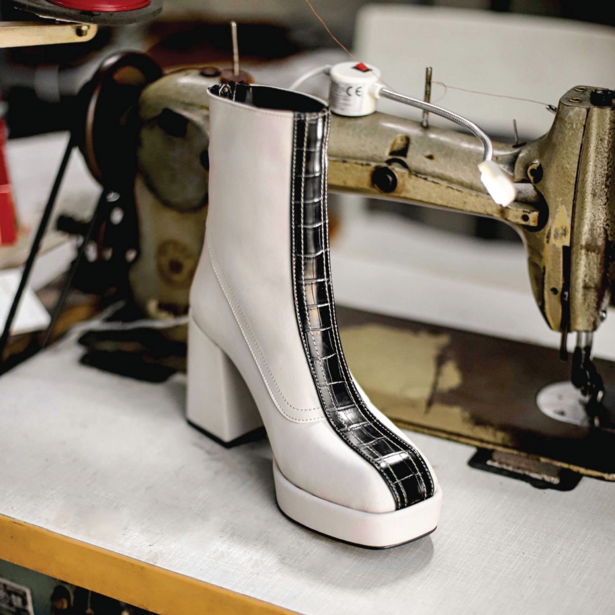 Evey Crocodile Pattern Detailed Platform Heeled Boots Off White