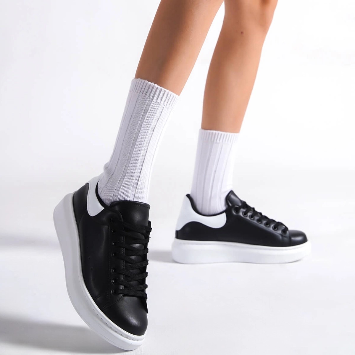 Detaylı Kalın Tabanlı Siyah Sneaker Spor Ayakkabı - Beyaz