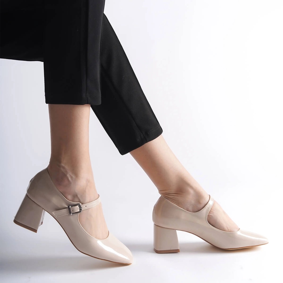 Mary Jane Rugan Tokalı Kalın Kısa Topuklu Ayakkabı - Bej
