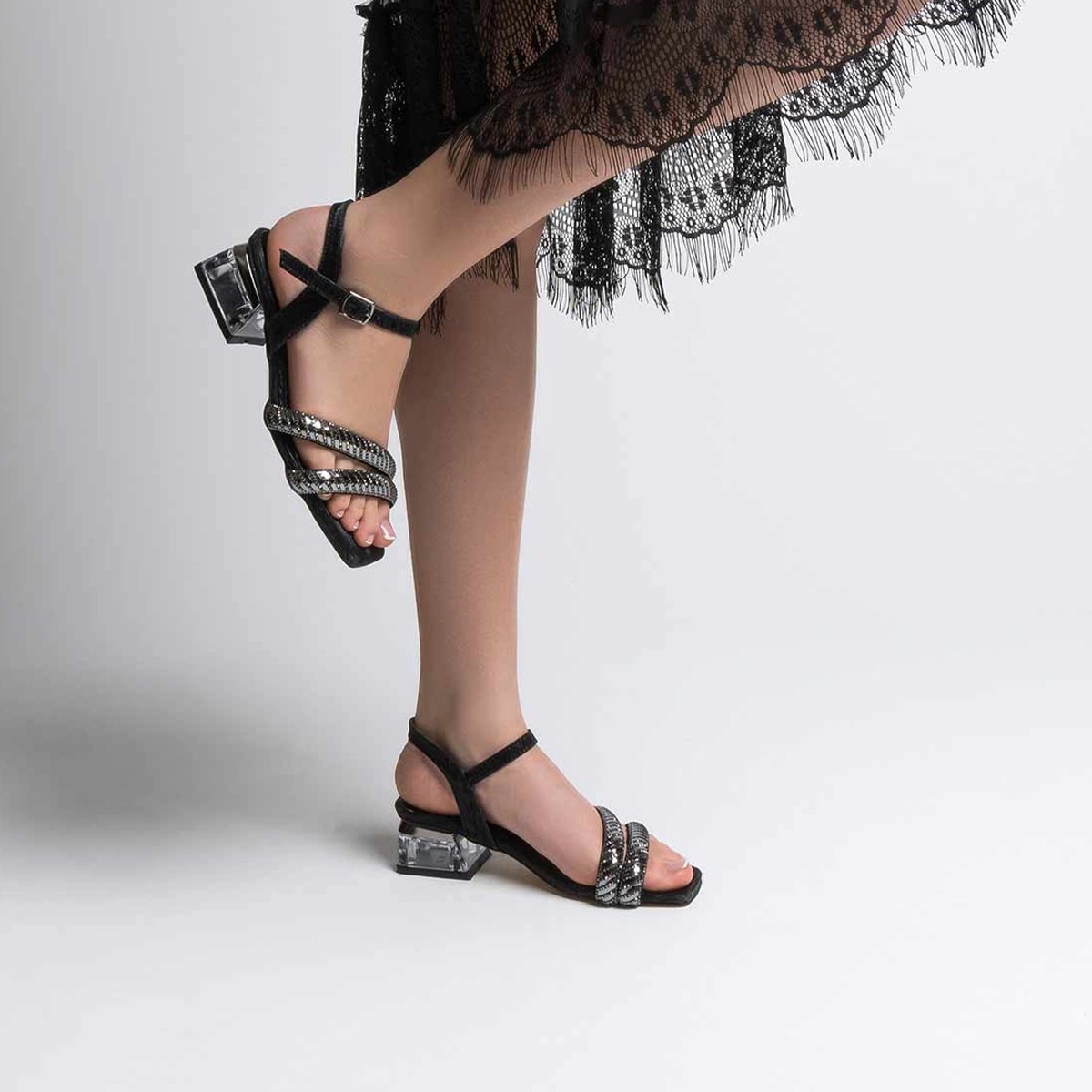 Tekstil Taşlı Kalın Kısa Topuklu Sandalet - Siyah