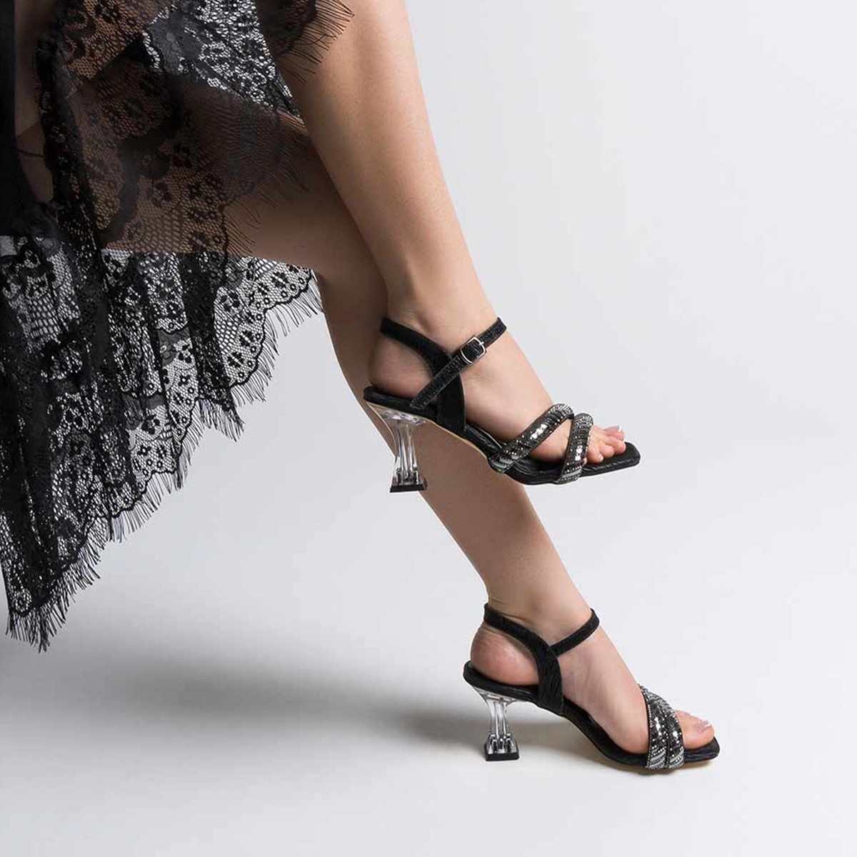 Tekstil Taşlı İnce Topuklu Ayakkabı - Siyah