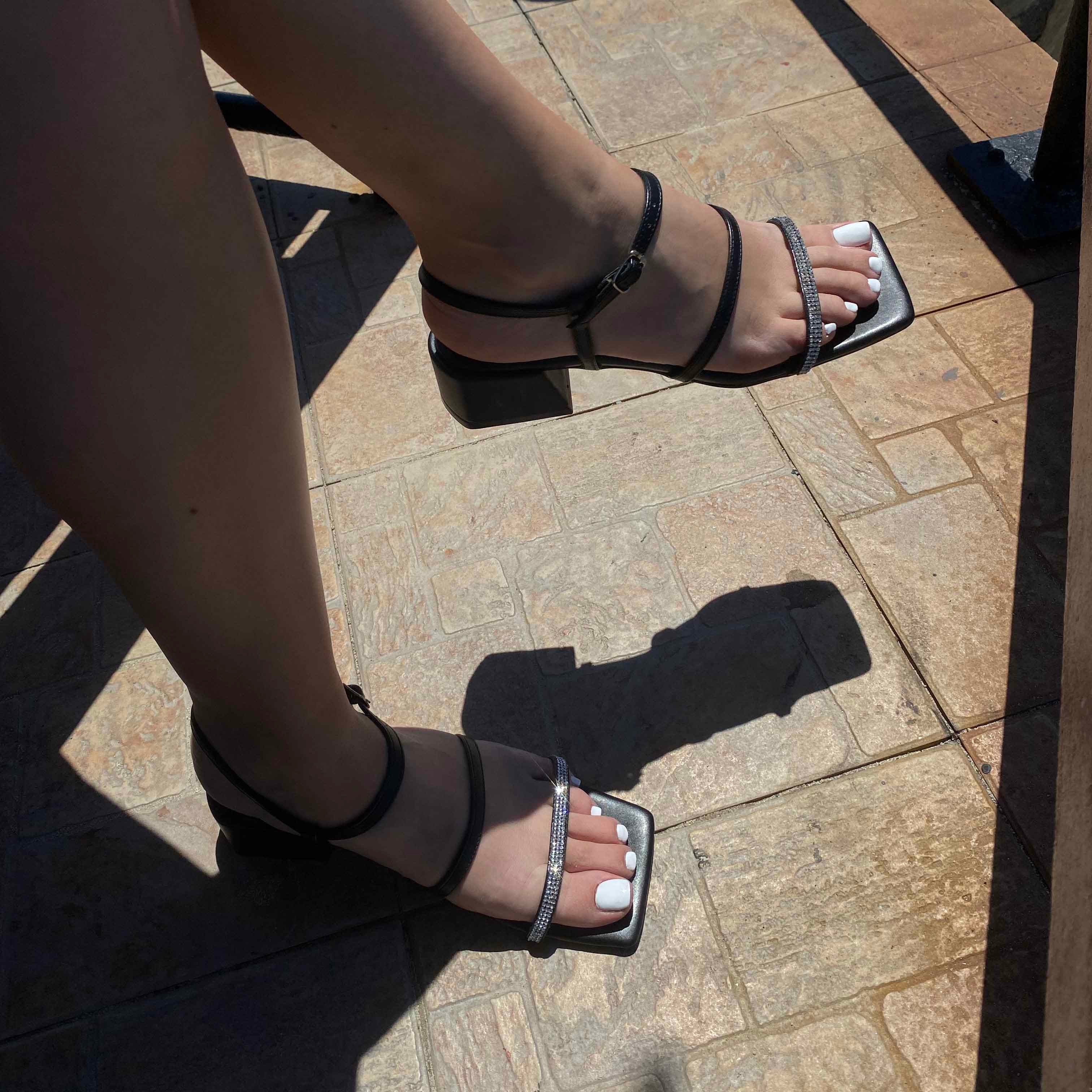 Taşlı Kalın Kısa Topuklu Sandalet - Siyah
