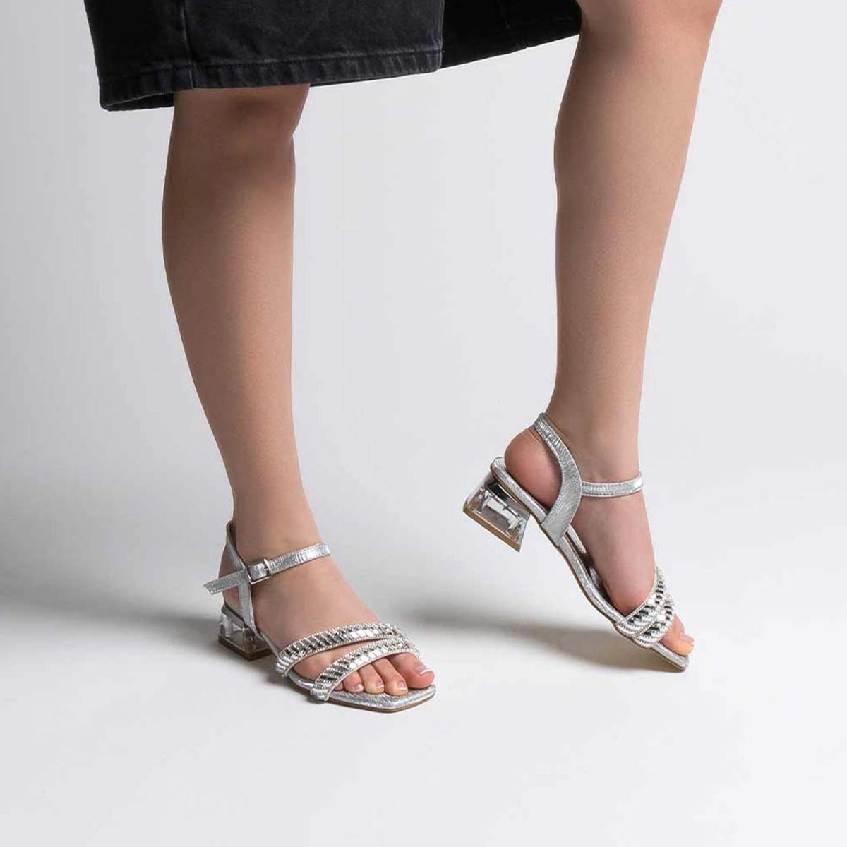 Tekstil Taşlı Kalın Kısa Topuklu Sandalet - Gümüş