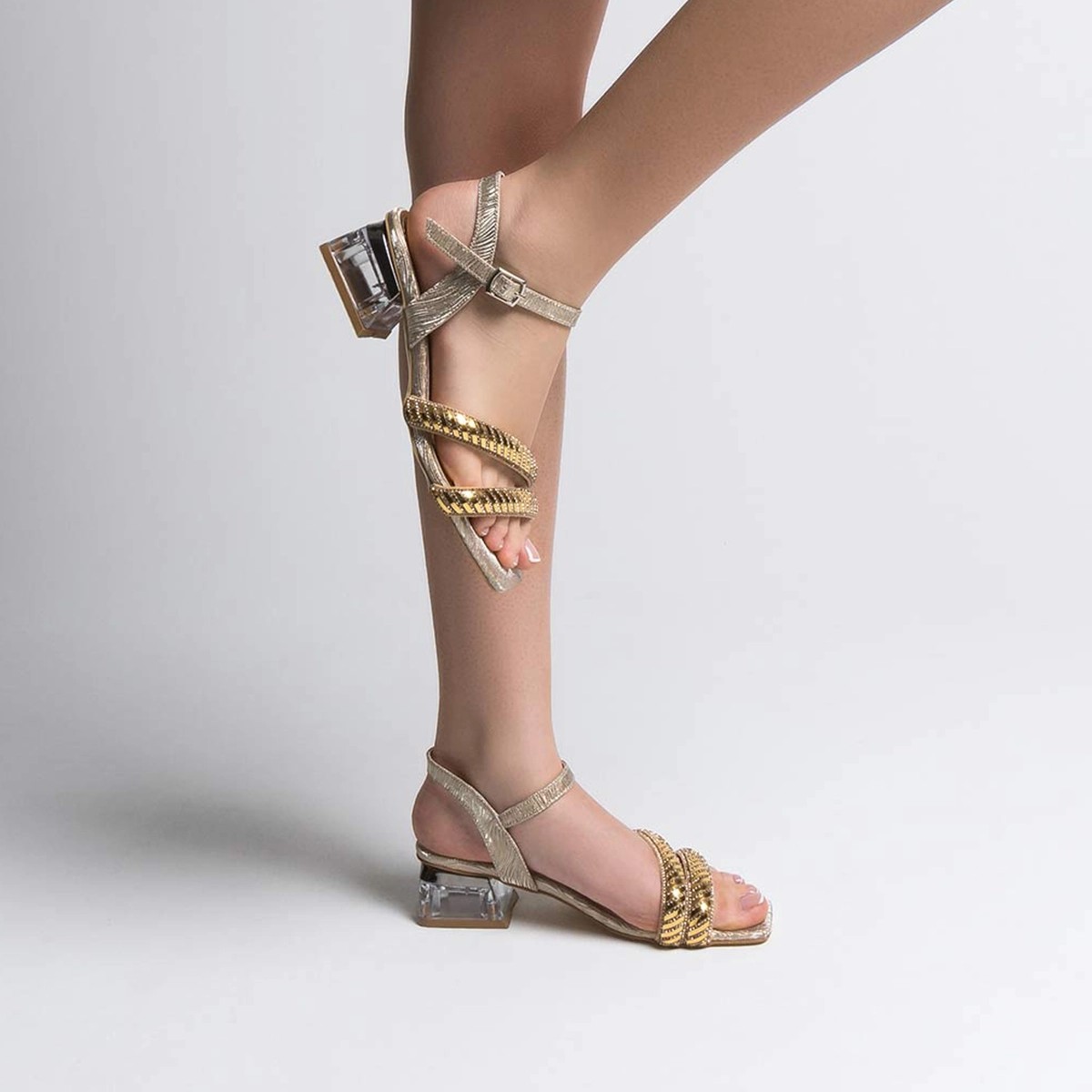Tekstil Taşlı Kalın Kısa Topuklu Sandalet - Gold