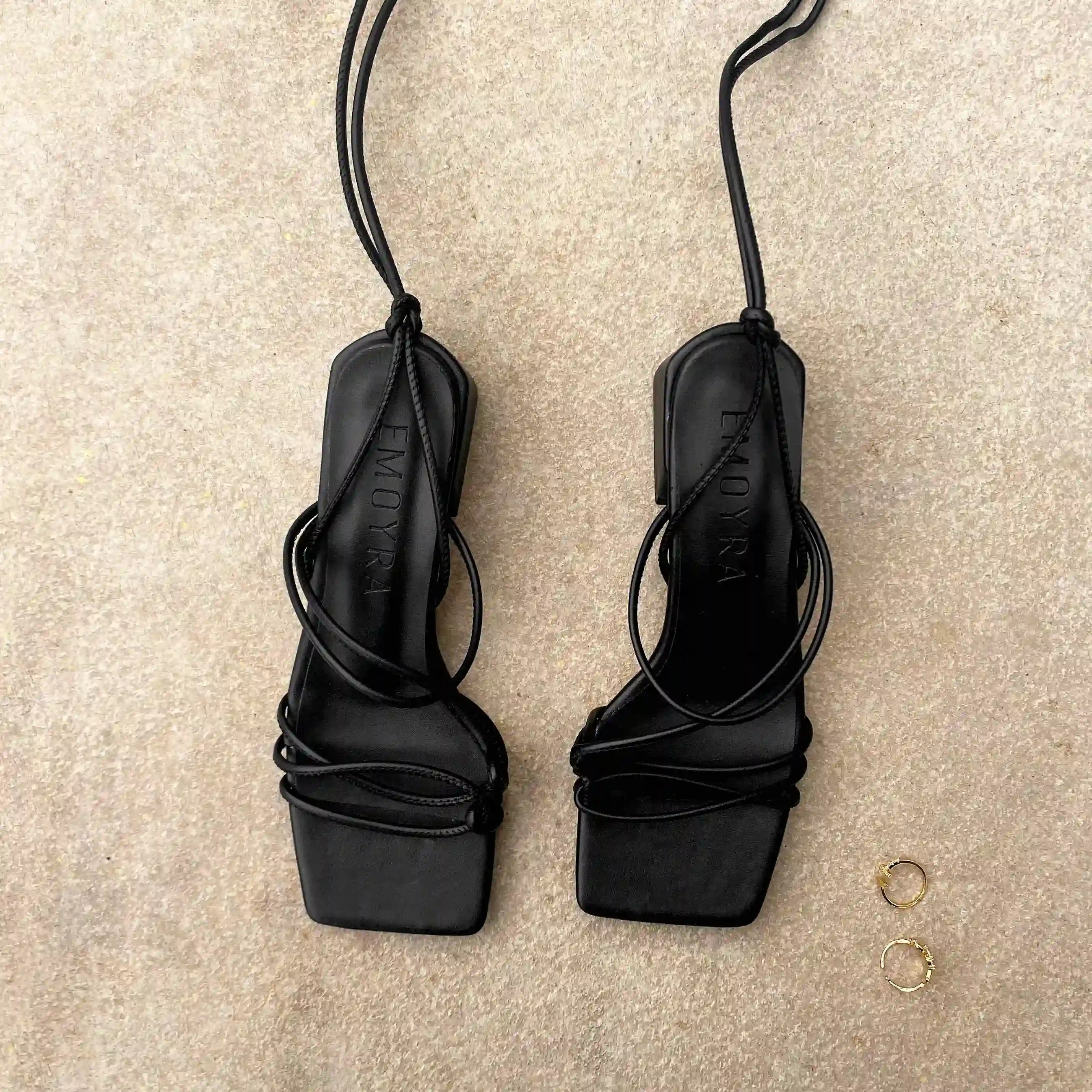 Bağcıklı Kalın Kısa Topuklu Sandalet  - Siyah
