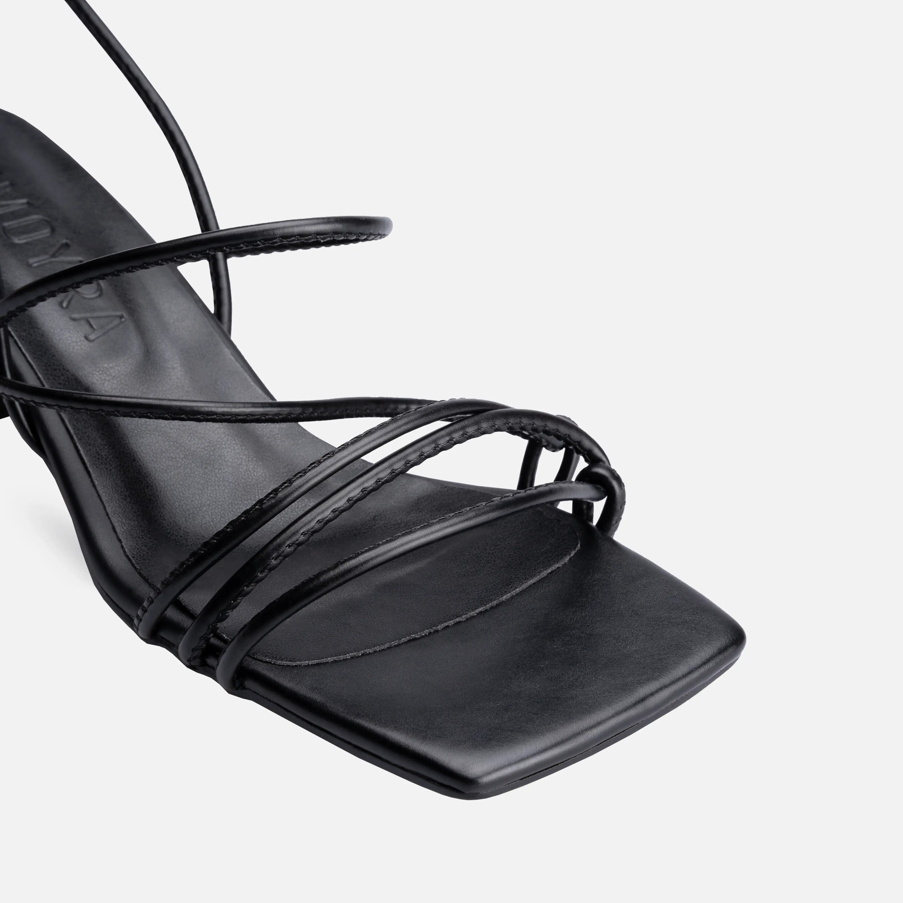 Bağcıklı Kalın Kısa Topuklu Sandalet  - Siyah
