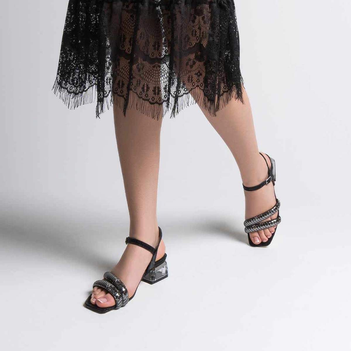 Tekstil Taşlı Kalın Kısa Topuklu Sandalet - Siyah