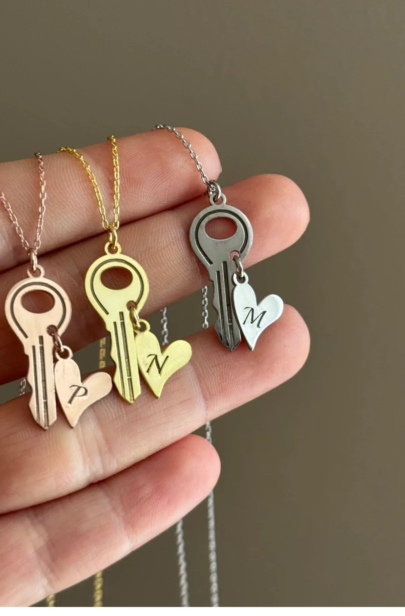 925 Gümüş- Kalp Sallantılı Harfli Anahtar Kolye