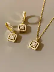 925