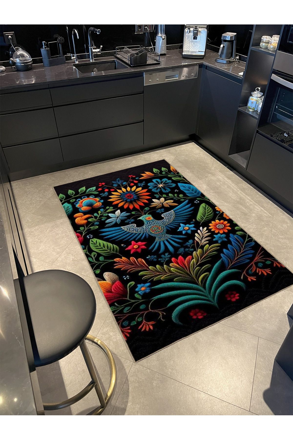 Siyah Temalı Çok Renkli Çiçek ve Kuş Desenli Modern Dekoratif Halı 3565
