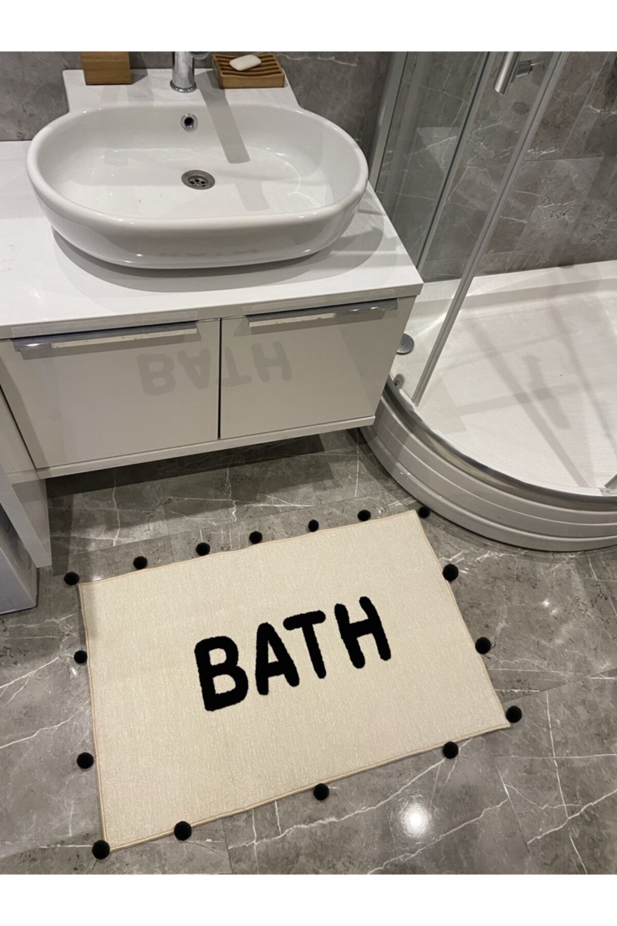 Bath Siyah Ponpon Detaylı Yazılı Banyo Paspası 90×57