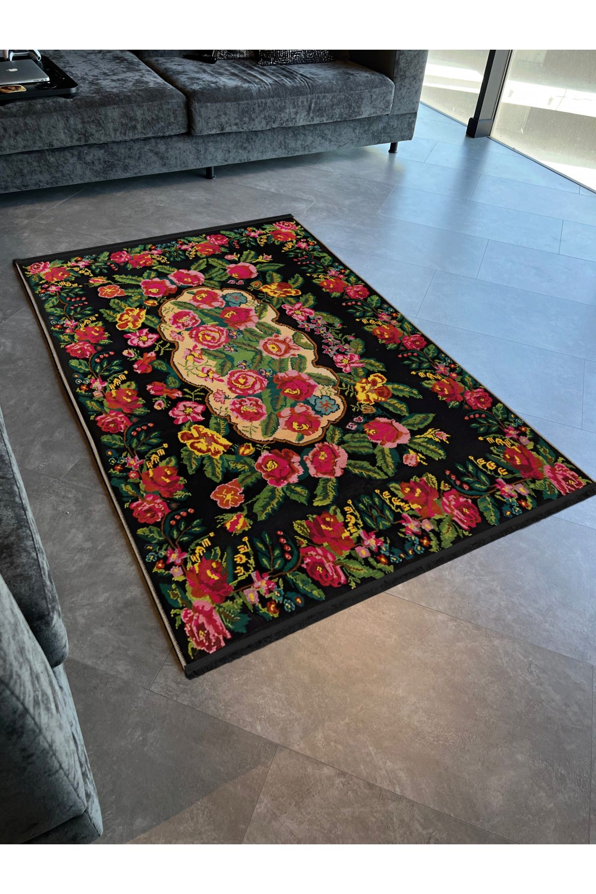 Siyah Pembe Temalı Geleneksel Gül Motif Desenli Vintage Dekoratif Halı 1903