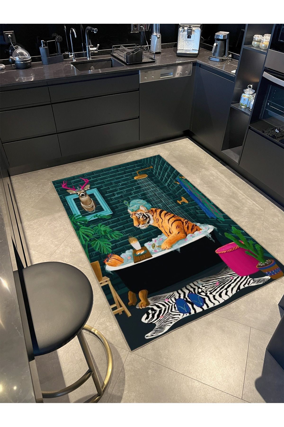 Çok Renkli Sürrealist Küvet Kaplan ve Geyik Desenli Modern Dekoratif Halı 3533