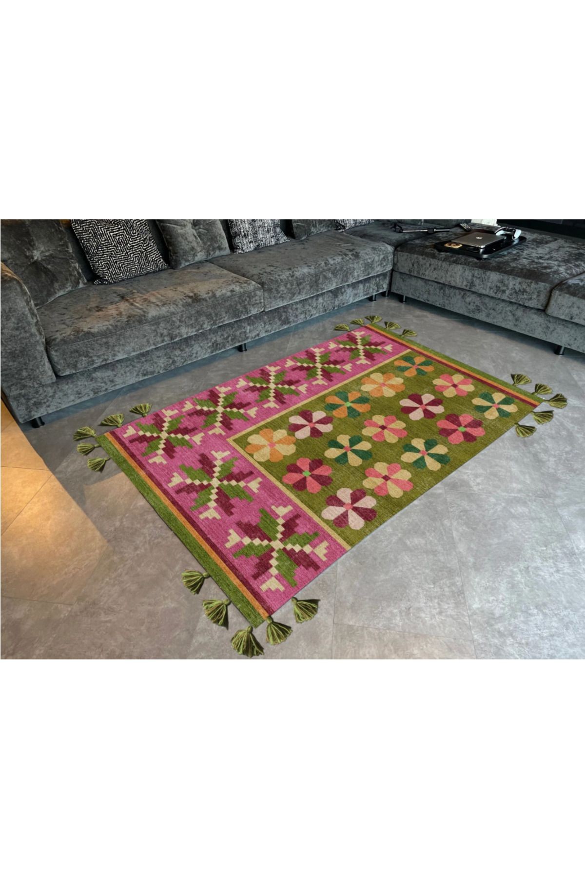 Leyla 1143 Yeşil Pembe Etnik Çiçek Temalı Saçaklı Dokuma Taban Halı
