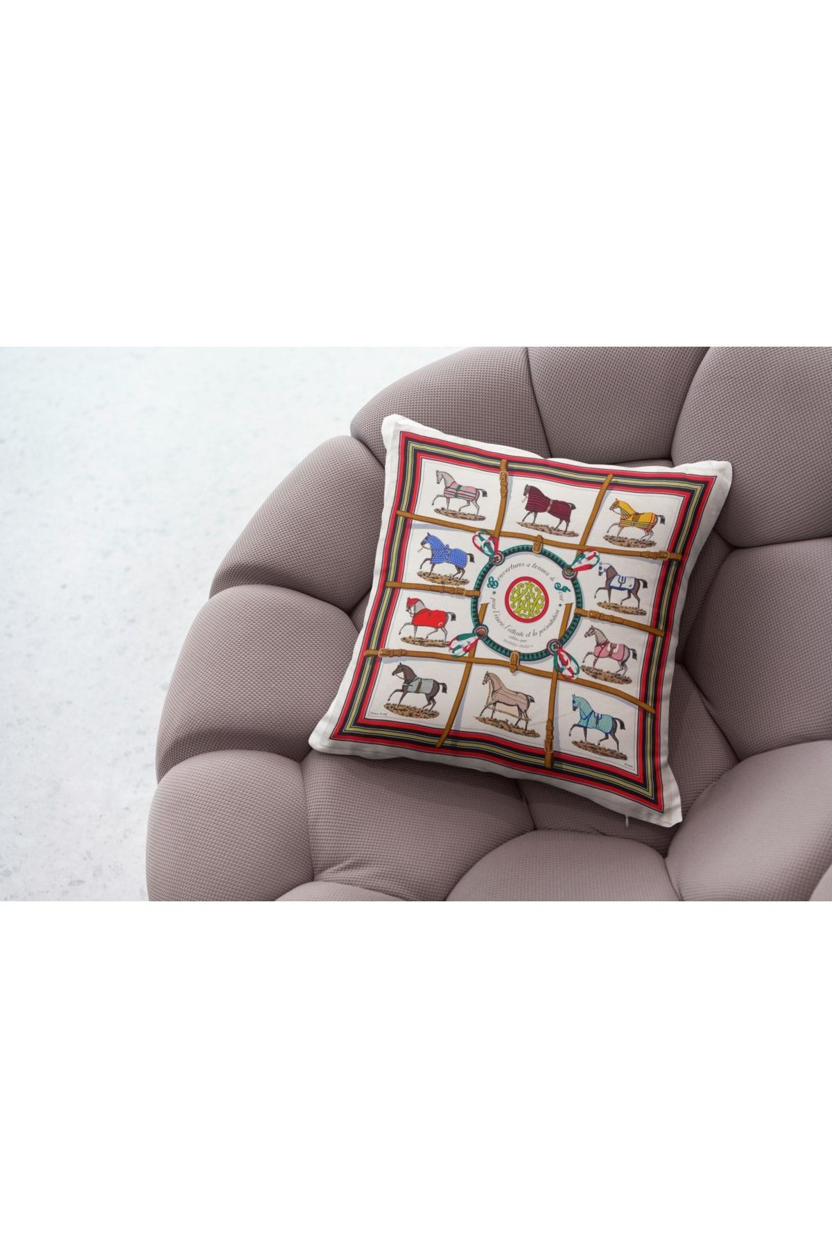 Kırlent Beyaz Kırmızı Atlar Temalı Pillow57