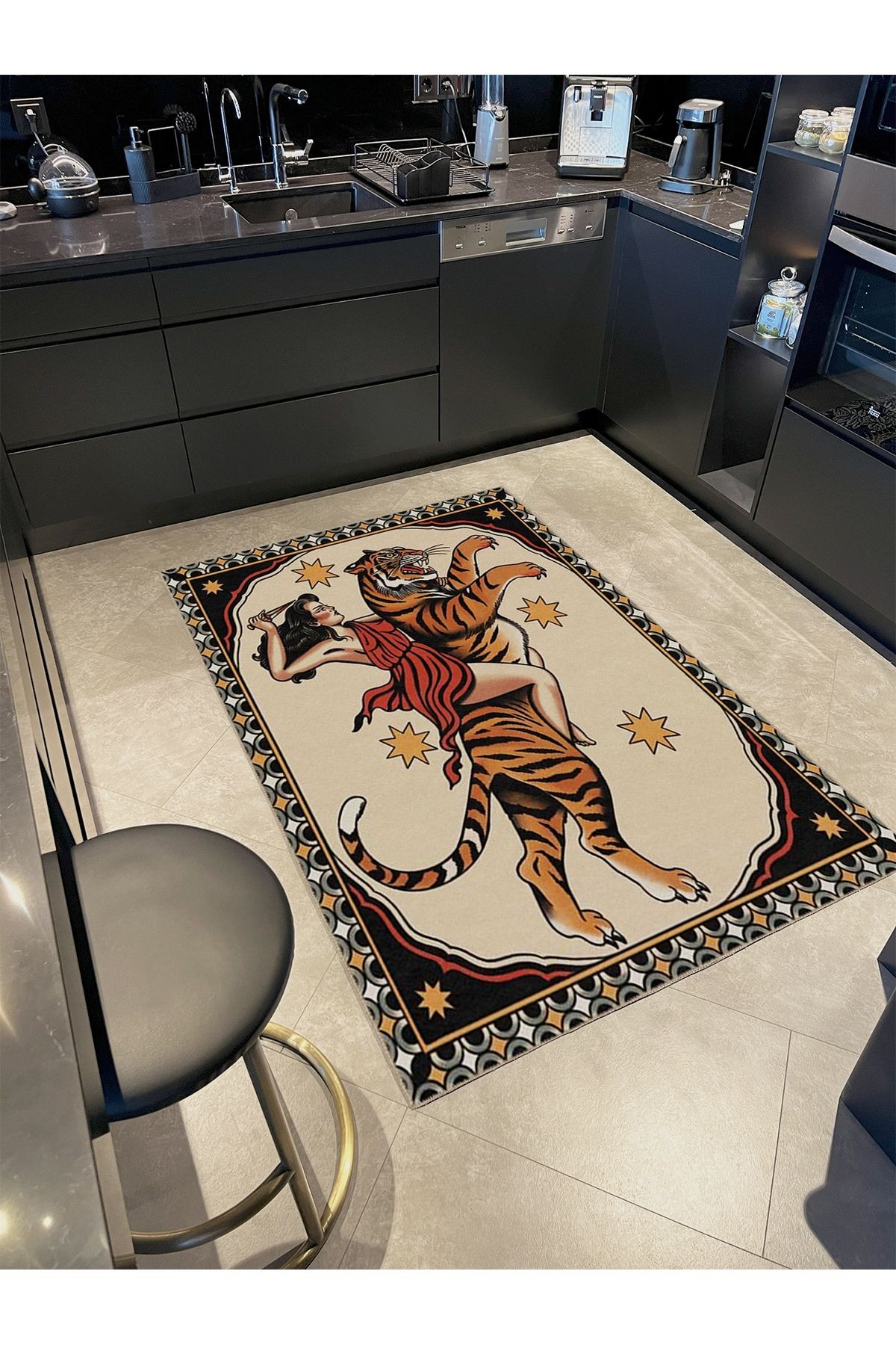 Atlas Koleksiyonu Kaplanın Üstündeki Savaşçı Kadın Desenli Modern Dekoratif Halı 51