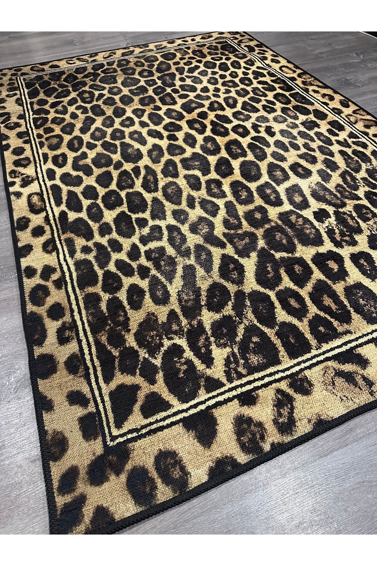 Musé Atelier Leopar Desen Bordürlü Kahve Siyah Dokuma Taban Dekoratif Salon Halısı 702