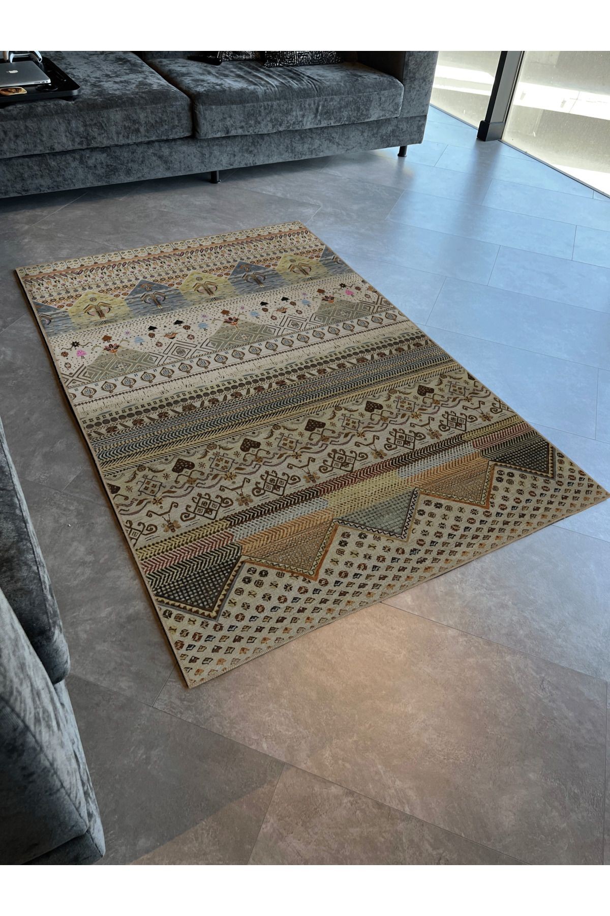Bej Gri Temalı Şerit Bölme Karma Etnik Şekil Desenli Modern Dekoratif Halı 2322