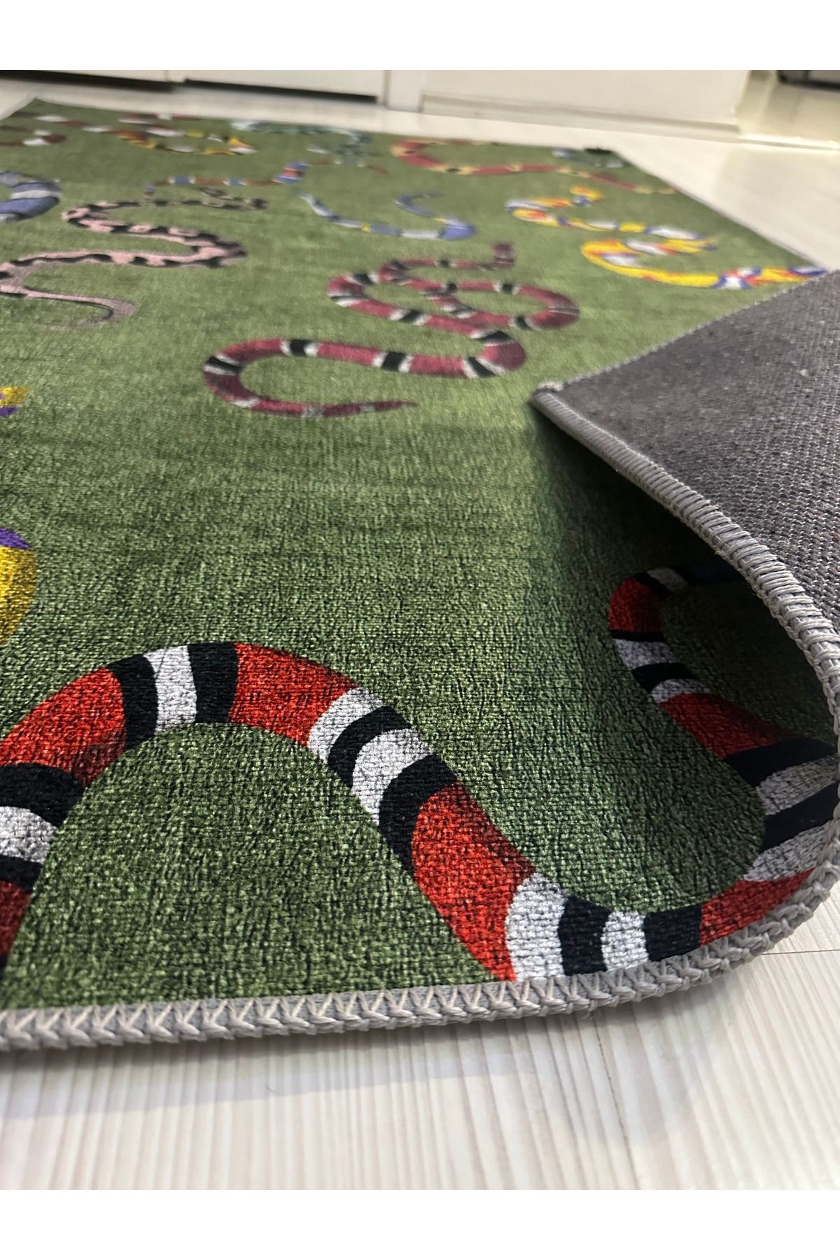 Opal Yeşil Temalı Çok Renkli Yılanlar Desenli Dokuma Taban Modern Dekoratif Halı opal01