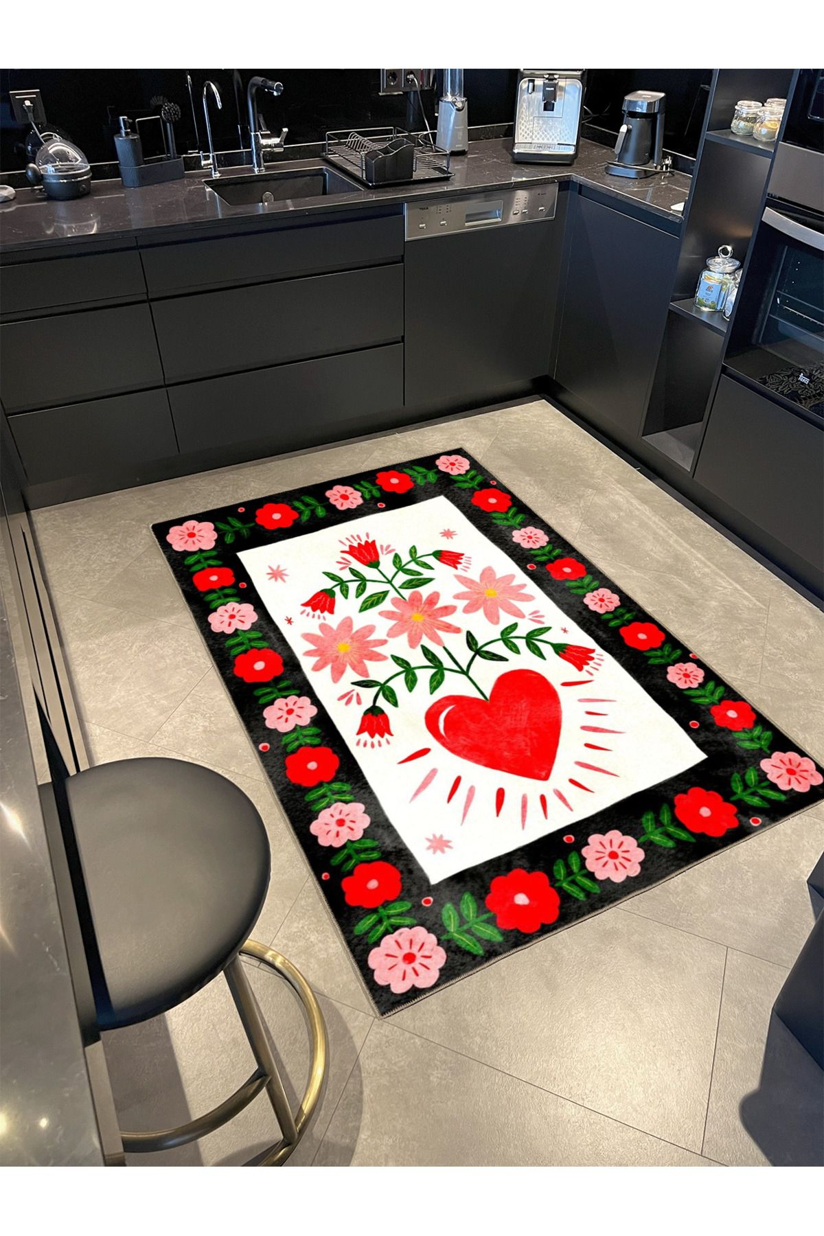 Siyah Beyaz Tonlarda Kalp ve Çiçek Desenli Halı 3720