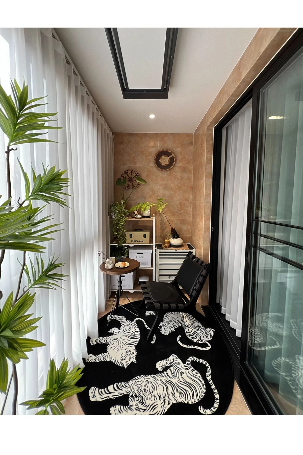 Siyah Üç Kaplan Figürlü Dokuma Taban Yuvarlak Halı Mira 1303