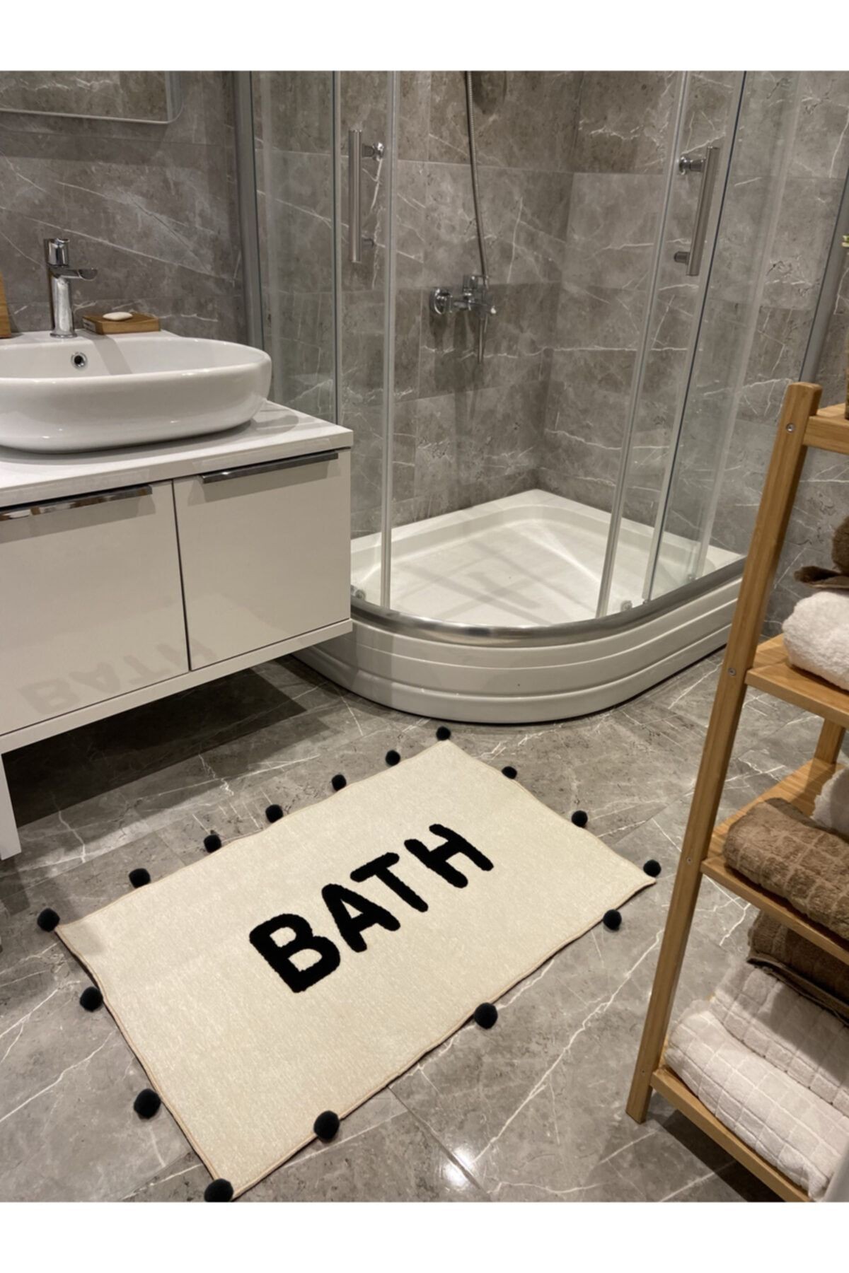 Bath Siyah Ponpon Detaylı Yazılı Banyo Paspası 90×57