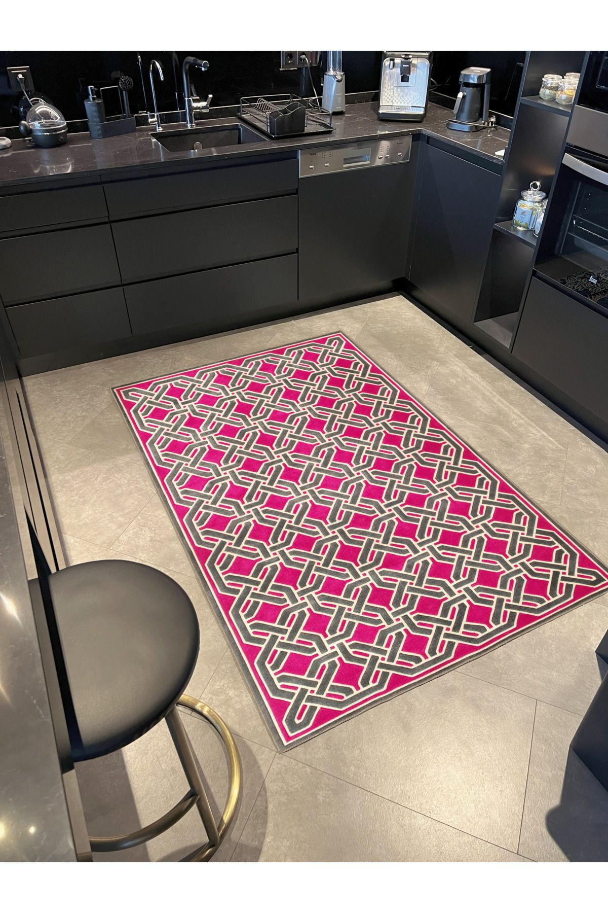 Pembe Temalı Çapraz Geometrik Desenli Modern Dekoratif Halı 3367