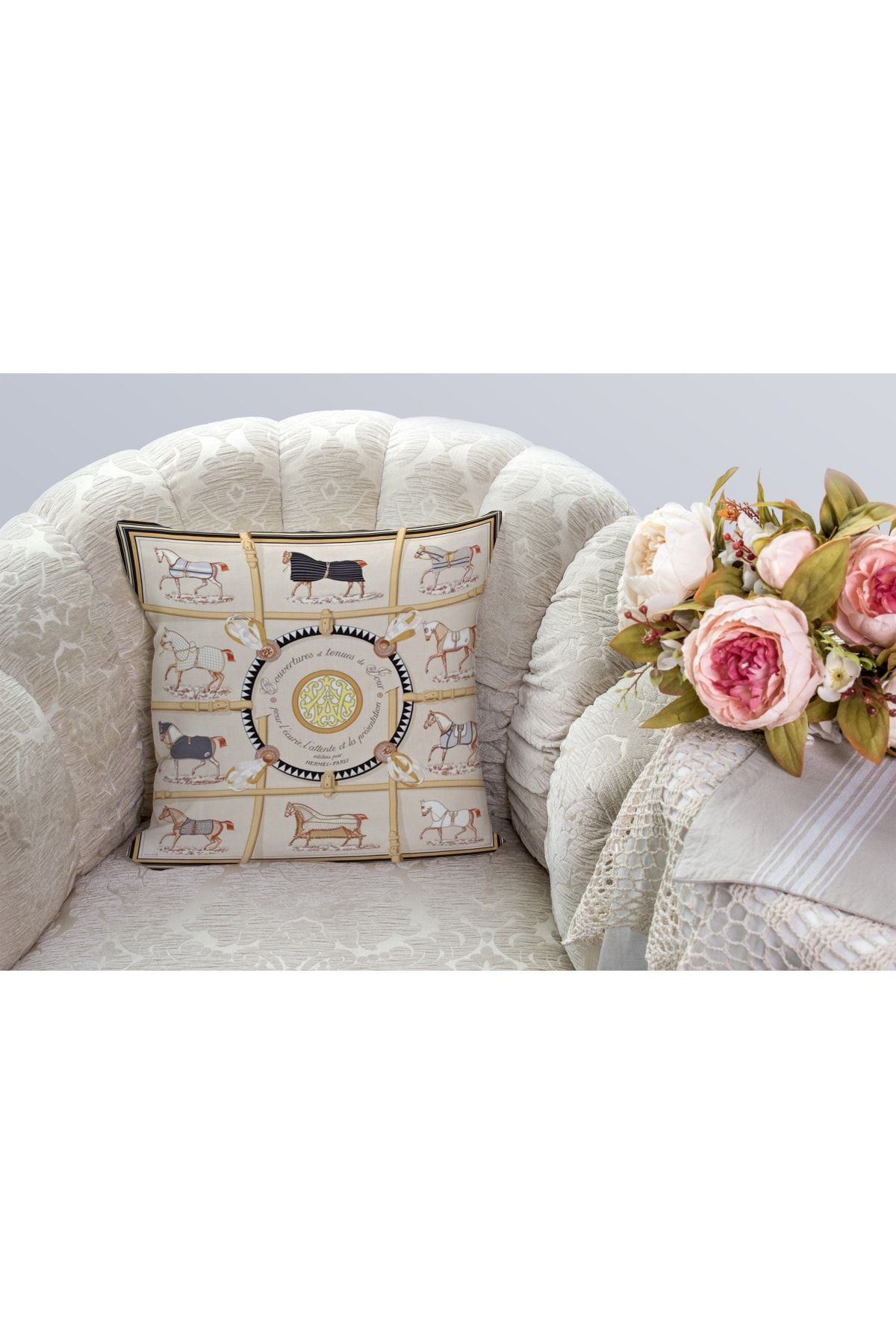 Kırlent Krem Siyah Sarı Atlar Temalı Pillow53