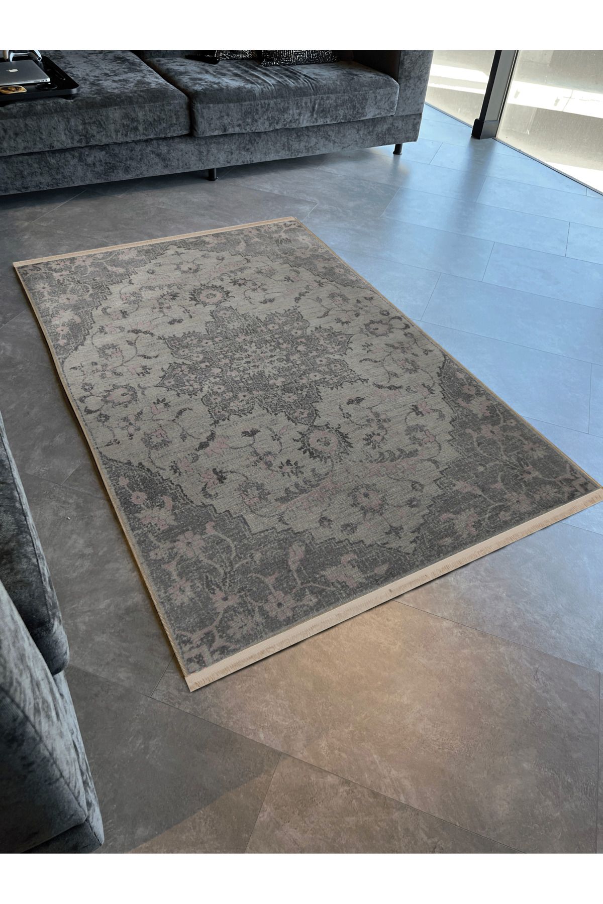 Gri Temalı Geleneksel Motif Çiçek Desenli Saçaklı Vintage Dekoratif Halı 3078