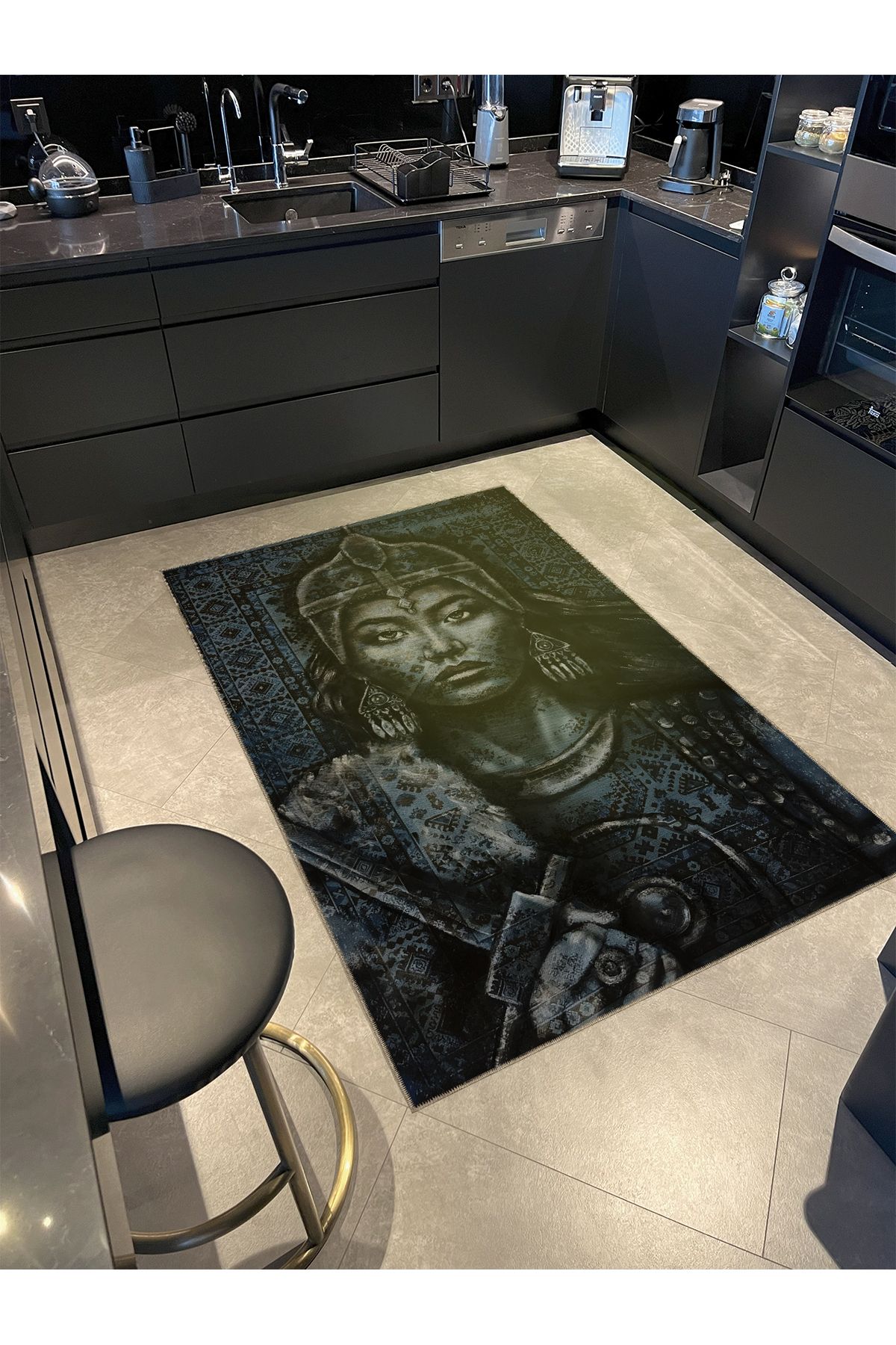 Siyah Lacivert Tonlarda Etnik Kadın Yüzü  Desenli Dokuma Taban Yıkanabilir Halı miraface40
