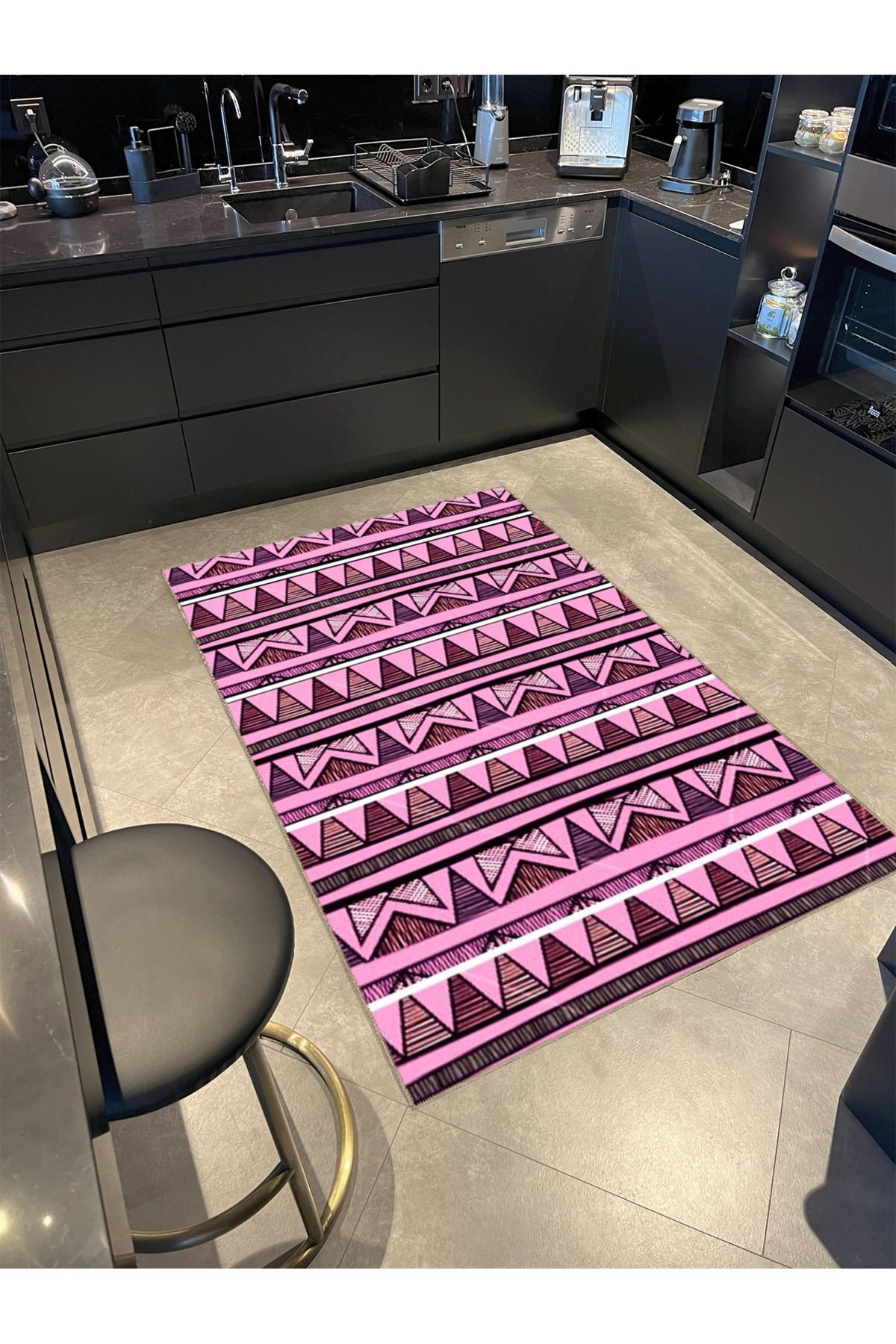 Pembe Temalı Üçgen Geometrik Desenli Kreatif Modern Dekoratif Halı 4721
